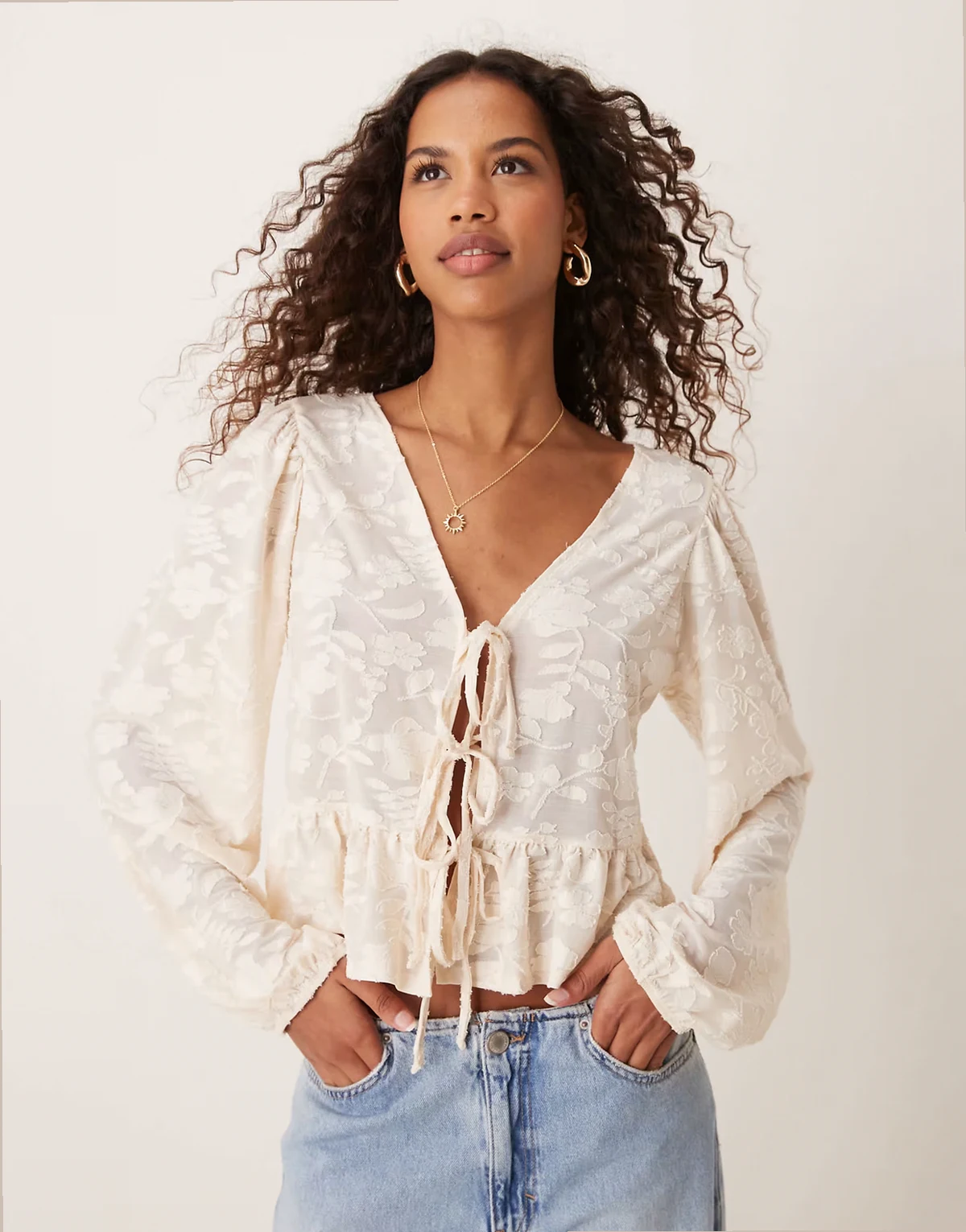 – Wiązany z przodu koronkowy top w kolorze kości słoniowej z żakardowym wzorem