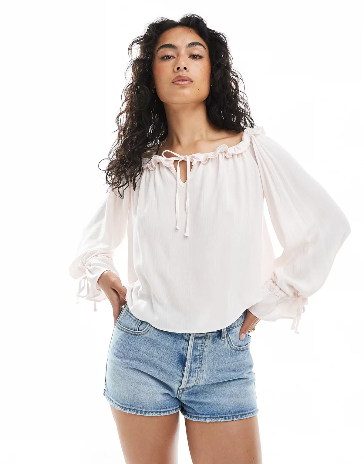 – Różowa bluzka z dekoltem bardot i falbankami w stylu boho