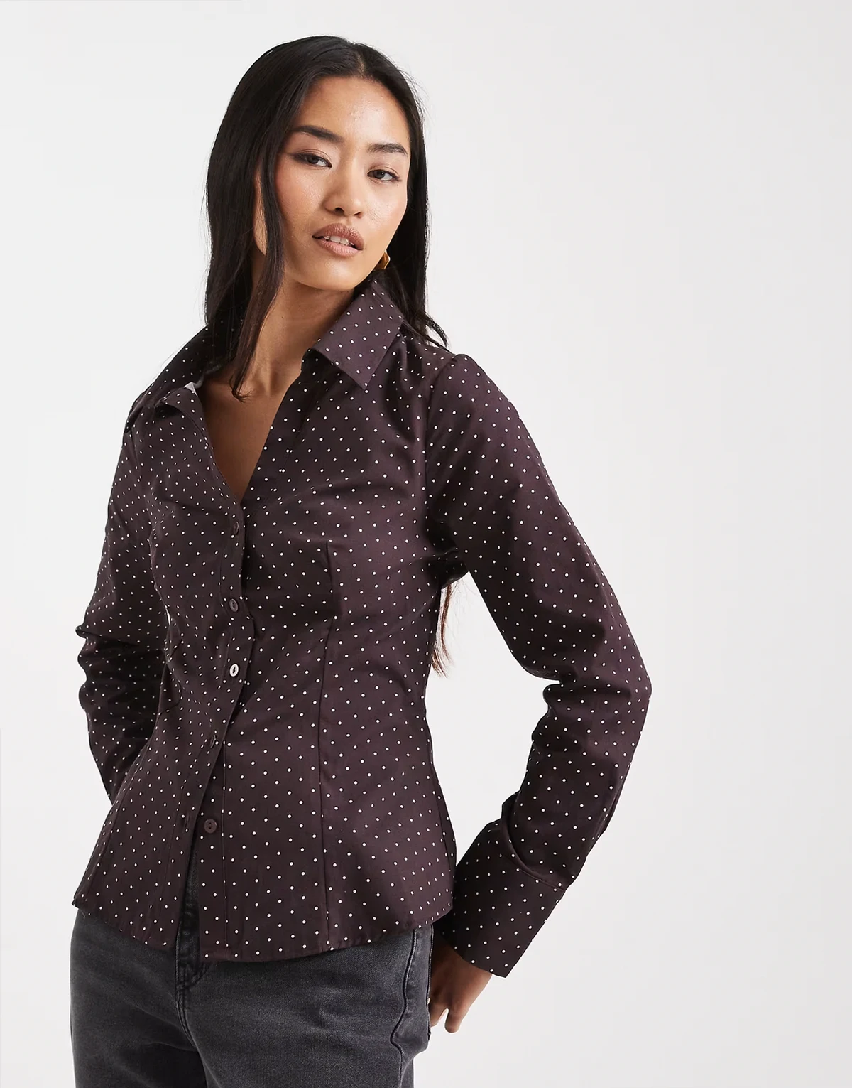 – Popelinowa koszula o dopasowanym kroju w groszki