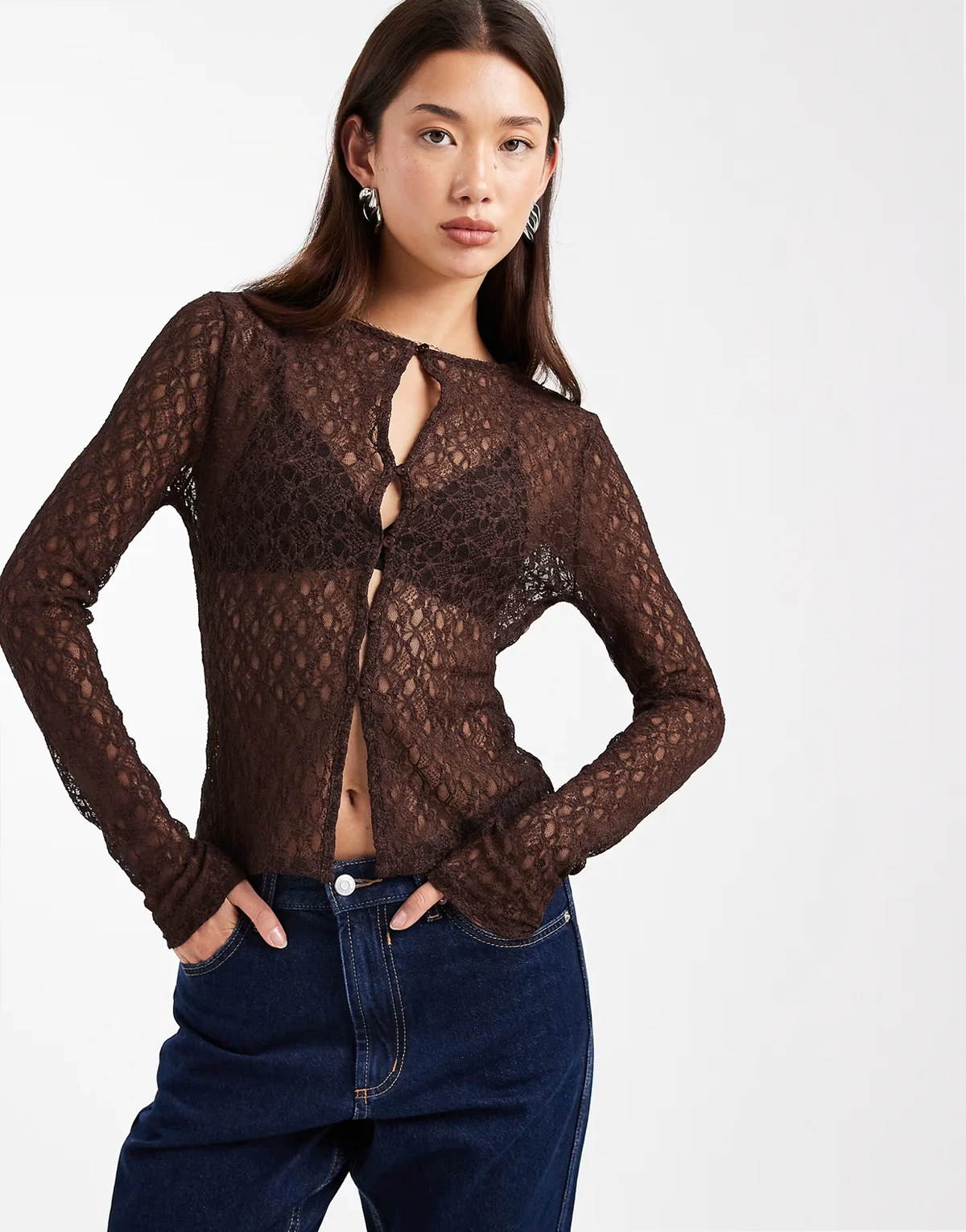 – Czekoladowa koronkowa koszula zapinana na guziki