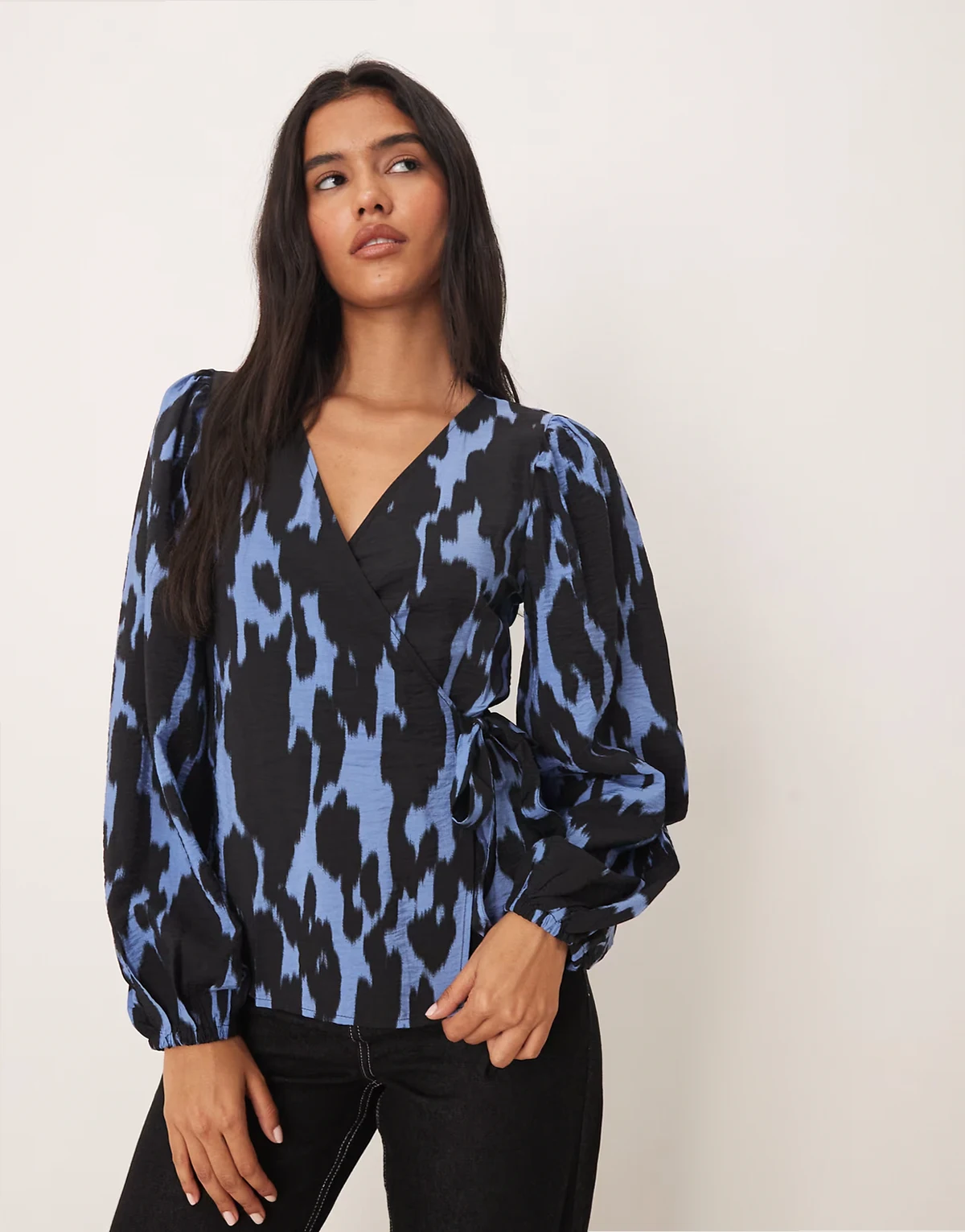 – Wickelbluse mit blau-schwarzem, abstraktem Muster