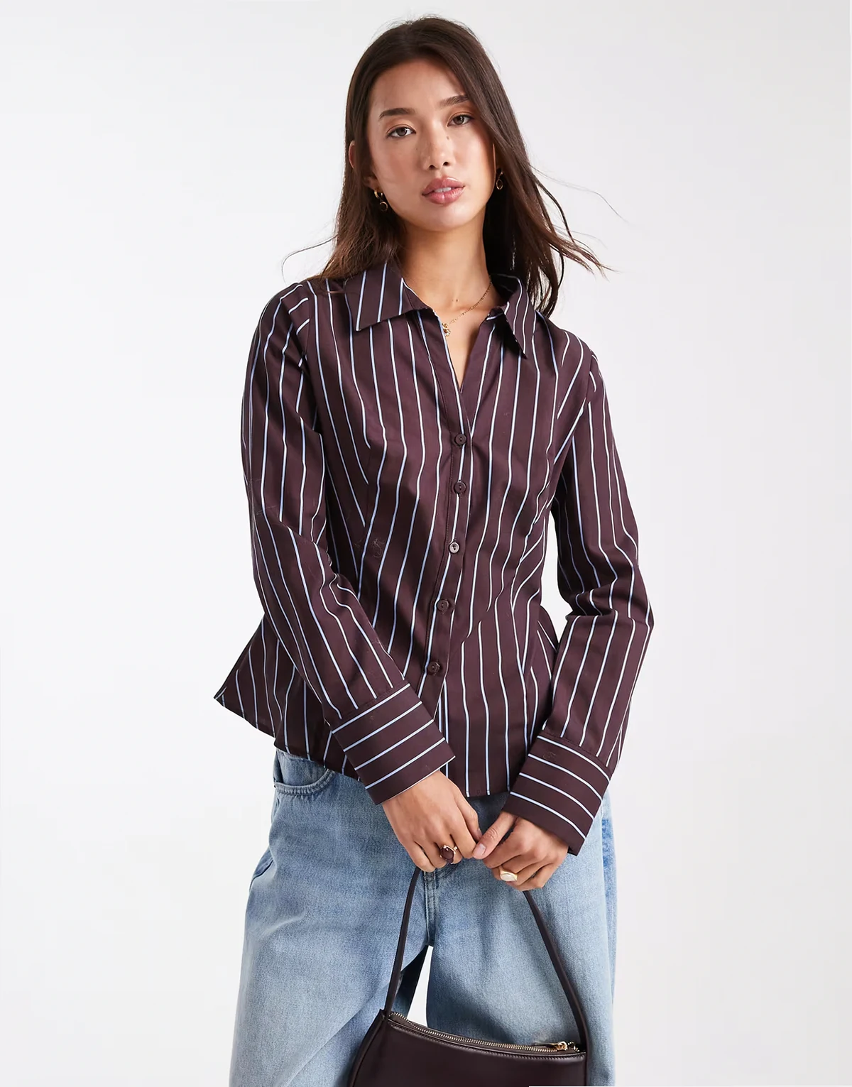 – Czekoladowa popelinowa koszula o dopasowanym kroju w prążki