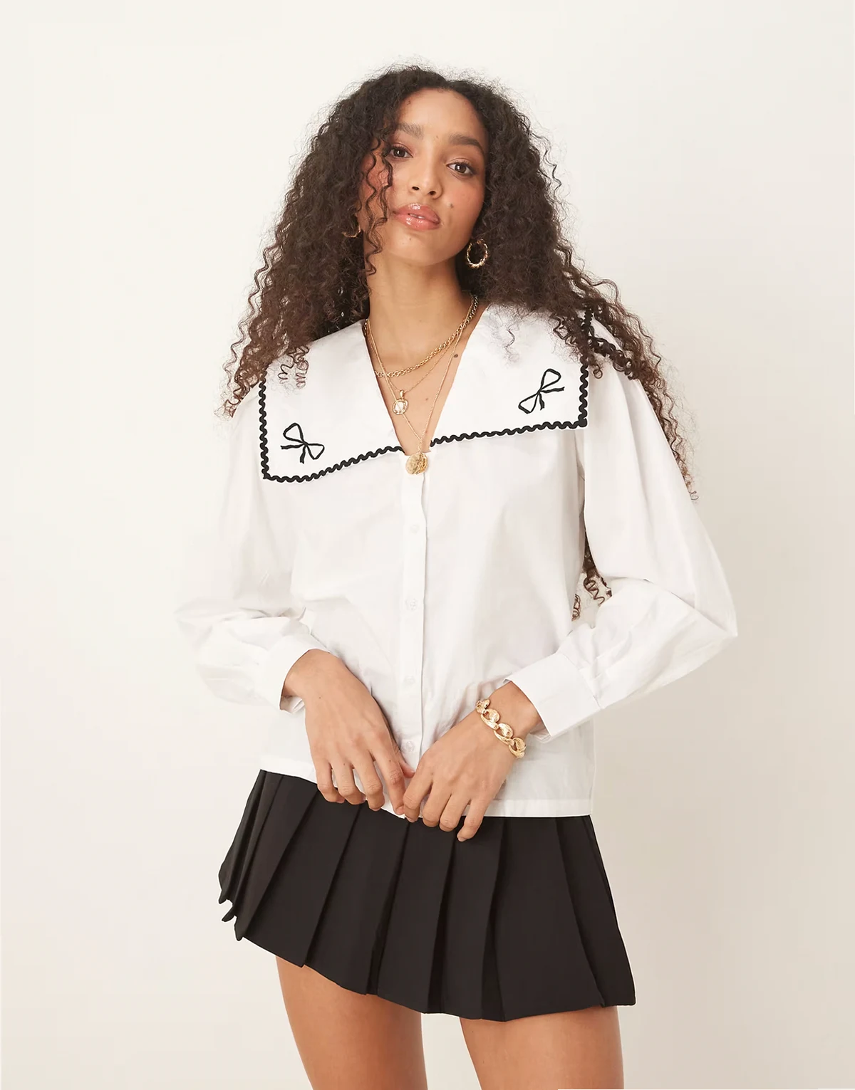 – Bingley – Bluse in Weiß mit Kragen und Schleifendetail