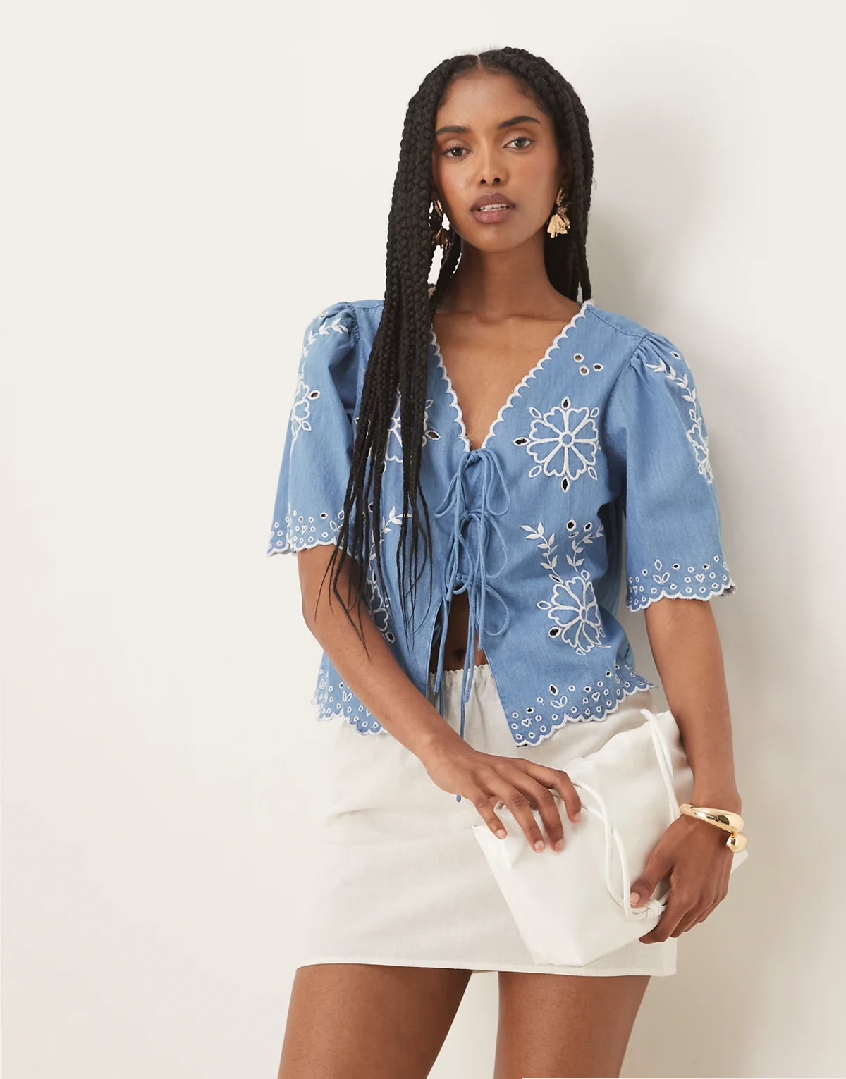 – Besticktes Jeansoberteil in Vintage-Waschung mit Bindedetail