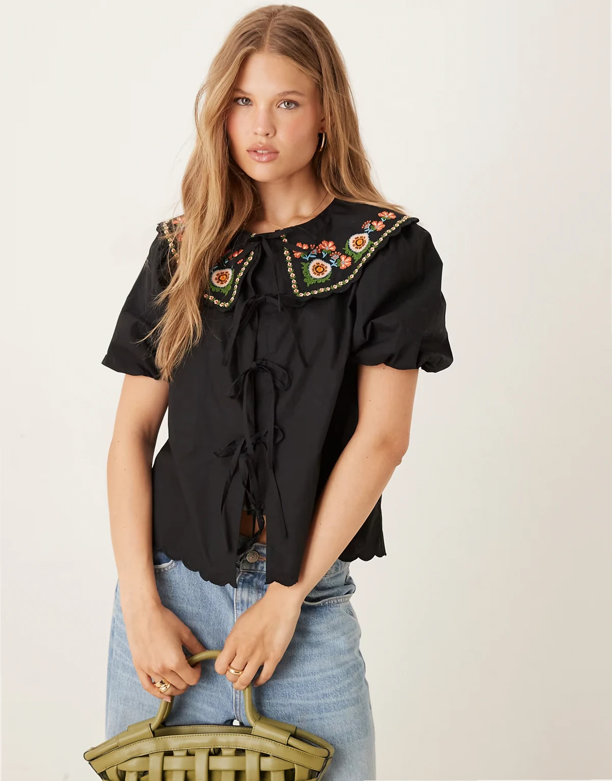 – Joplin – Bluse in Schwarz mit Puffärmeln und besticktem Kragen