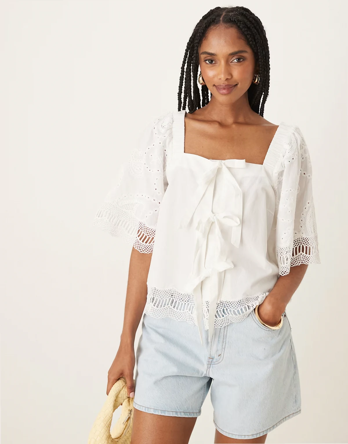 – Vorne gebundene Bluse in Weiß mit Häkelborte und eckigem Ausschnitt