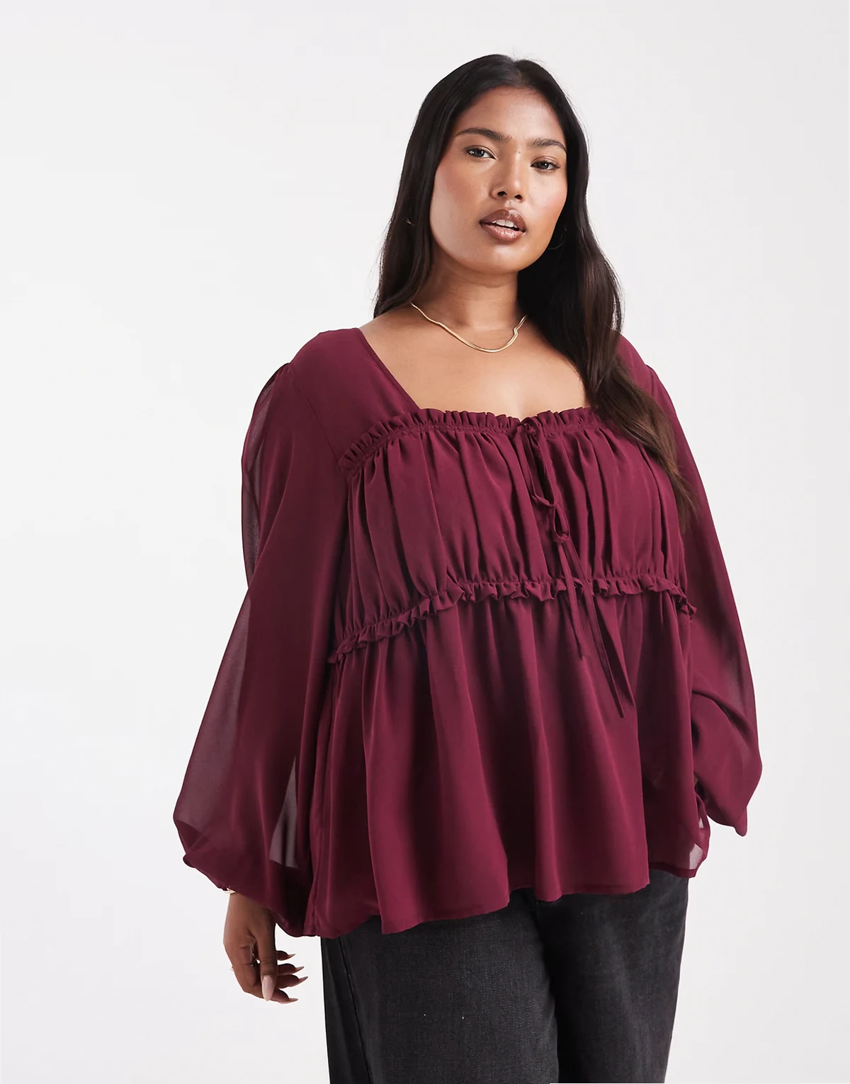 ASOS DESIGN Curve – Bluse aus durchscheinendem Material in Burgunderrot mit Passe und gerafftem Detail