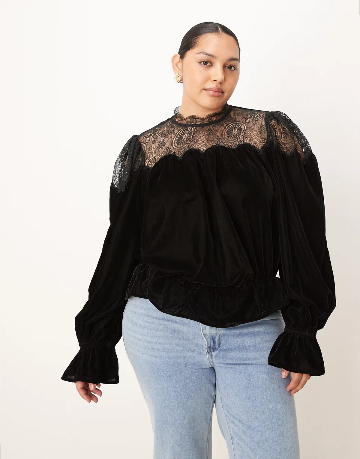 ASOS DESIGN Curve – Langärmlige, hochgeschlossene Bluse aus Samt-Spitzen-Mix in Schwarz