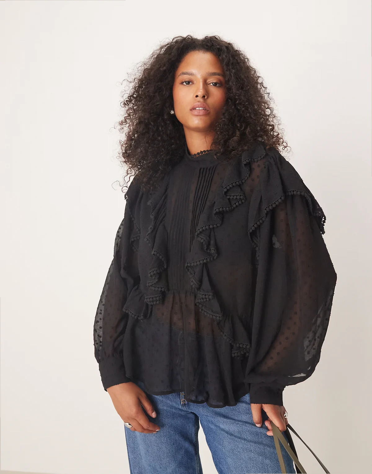 ASOS DESIGN Curve – Langärmlige Bluse in Schwarz mit Rüschen und Stickerei