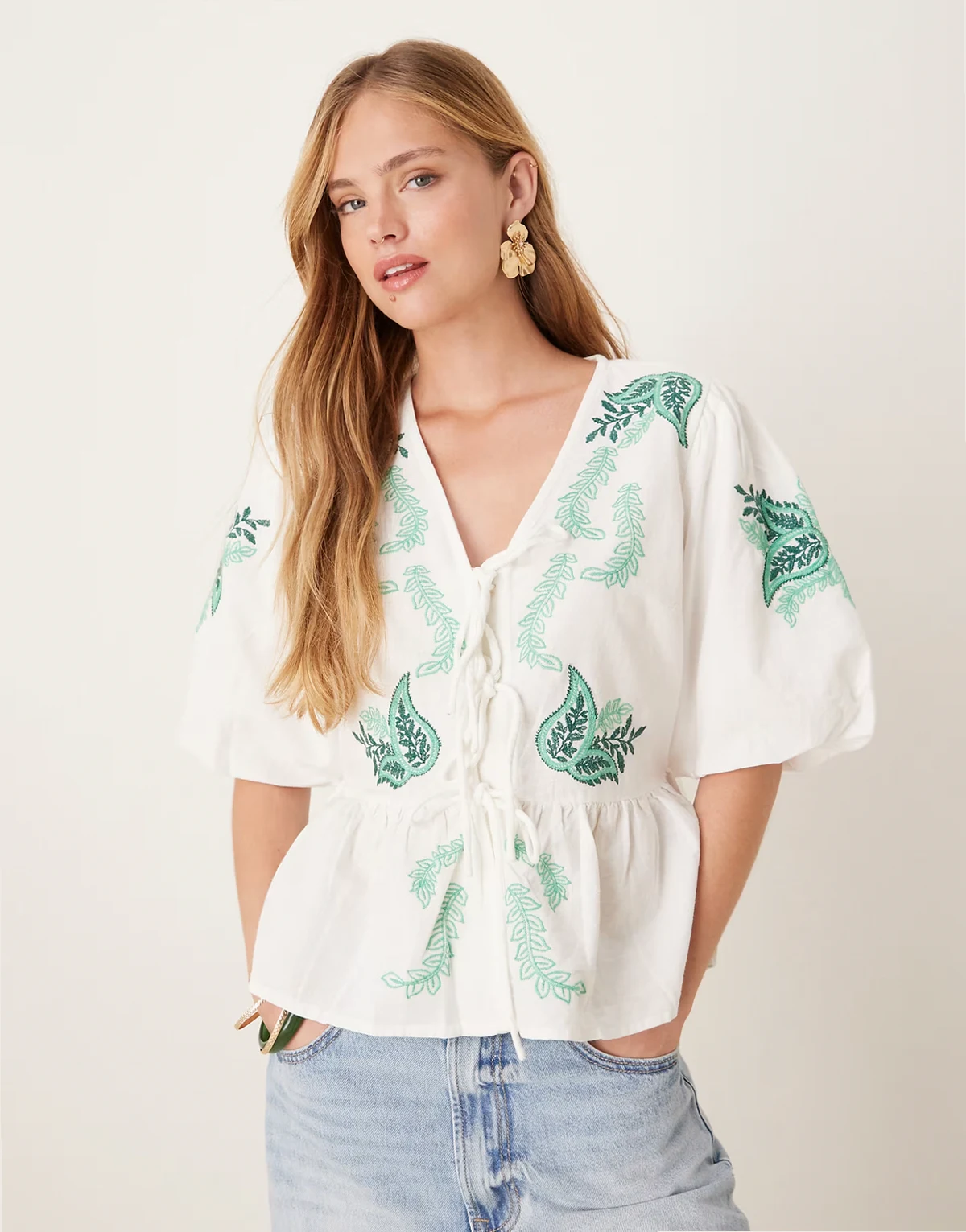 – Premium – Oberteil in Weiß mit Paisley-Stickerei, Bindebändern vorne und Schößchensaum