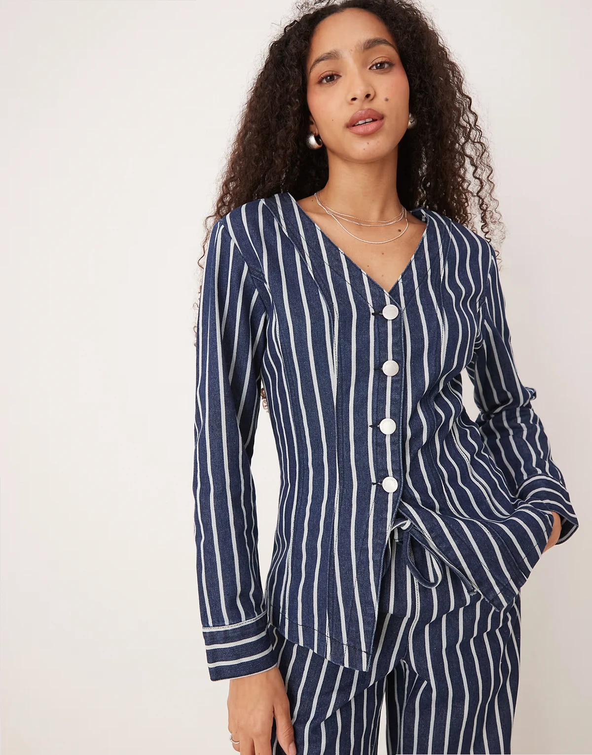 – Langärmlige Jeans-Bluse in gestreiftem Blau mit V-Ausschnitt