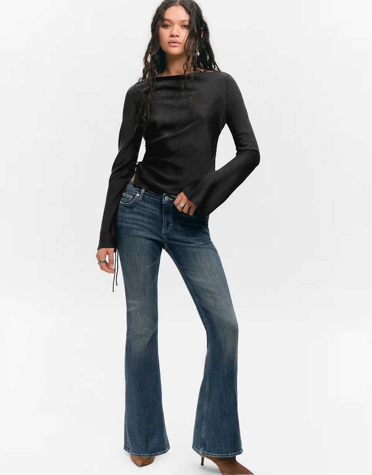 – Langärmliges Oberteil aus Knitter-Satin in Schwarz mit U-Boot-Ausschnitt