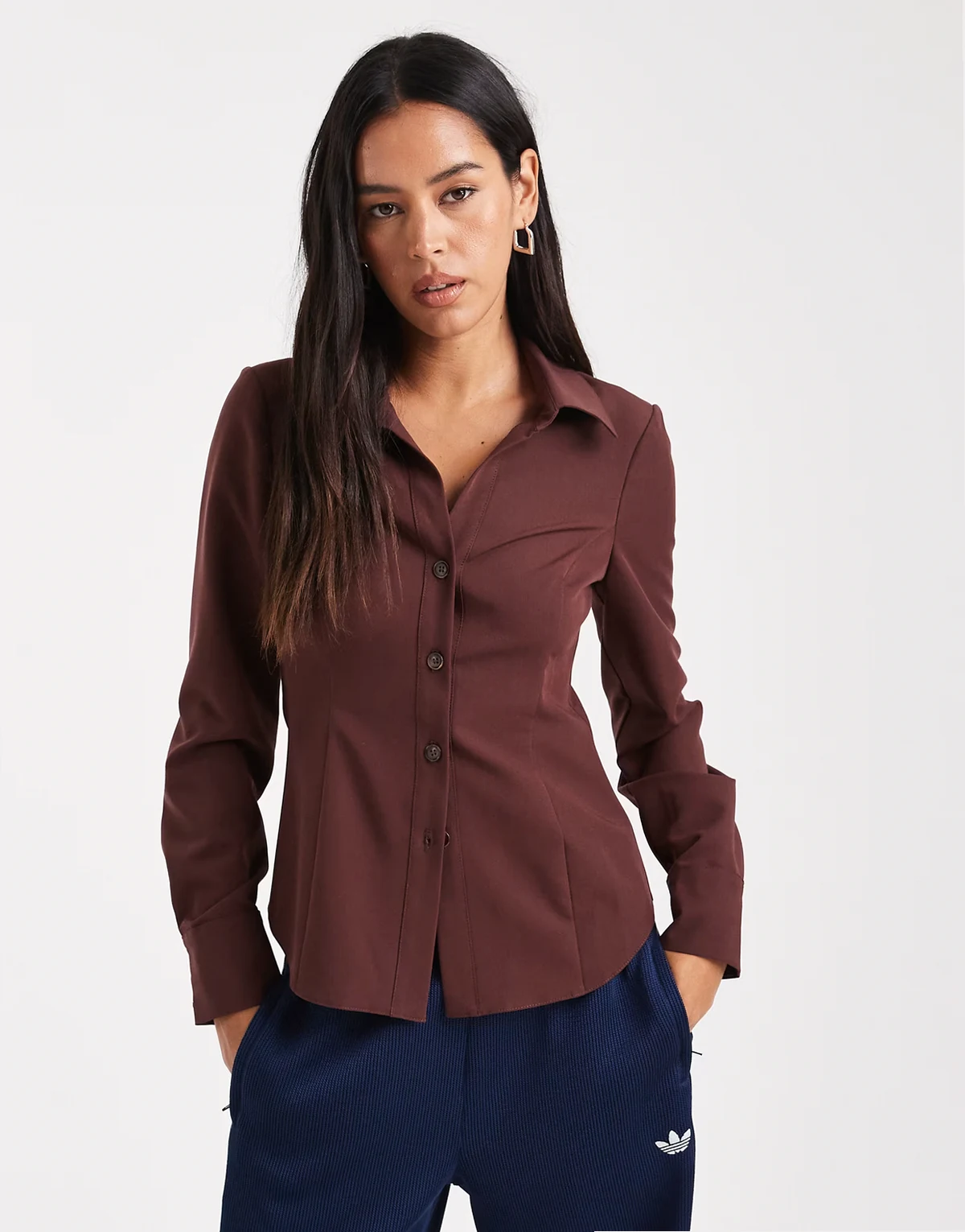 – Dopasowana czekoladowa koszula