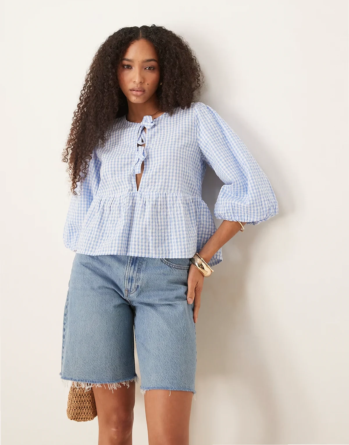 – Wiązana na kokardki z przodu bluzka z rękawem 1/2 w kratę vichy w kolorze błękitnym i białym