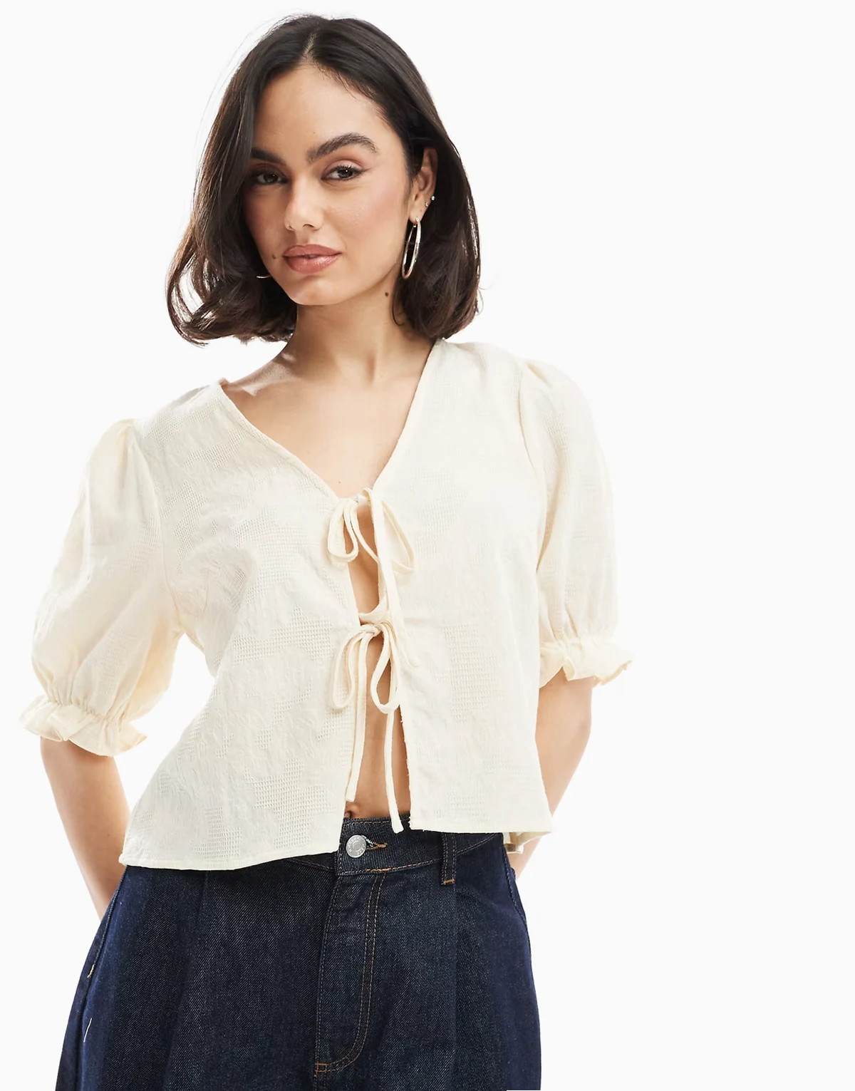 – Oberteil in Creme mit Jacquard-Detail, Schnürung vorne und Puffärmeln