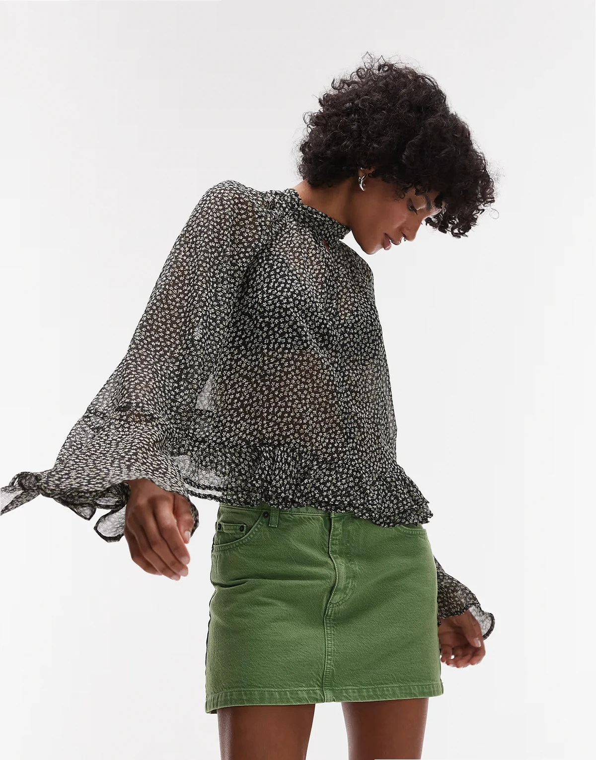 – Czarna bluzka z rozkloszowanymi rękawami i wzorem