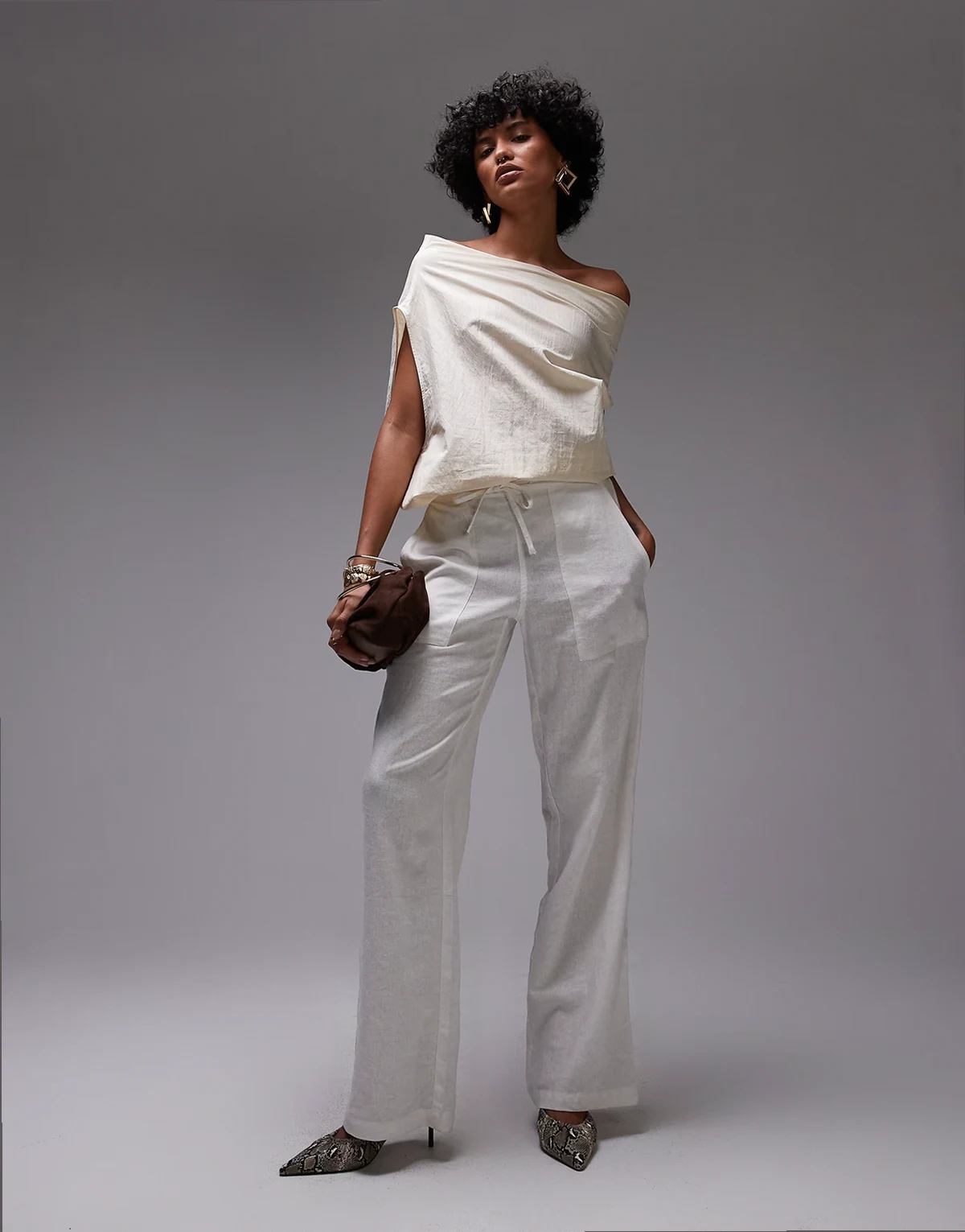 – Schulterfreies, gerafftes Oberteil in Ecru mit Satin-Haptik