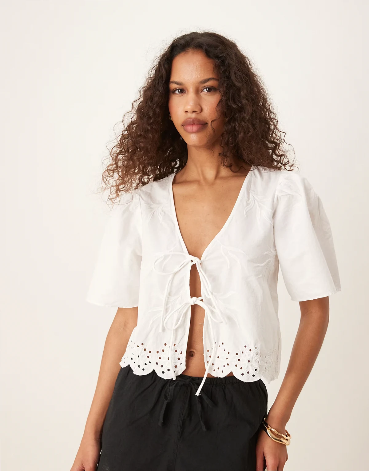 – Vorne gebundene Cropped-Bluse in Weiß mit Lochstickerei