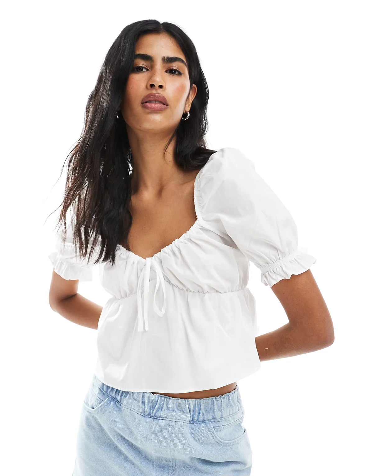 – Biały popelinowy top w stylu milkmaid