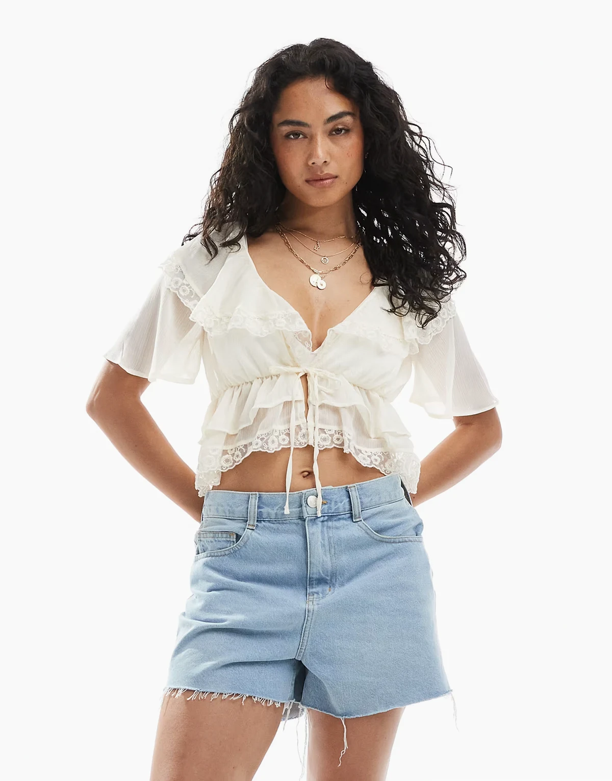 – Wiązana z przodu bluzka z falbankami, w kolorze ecru