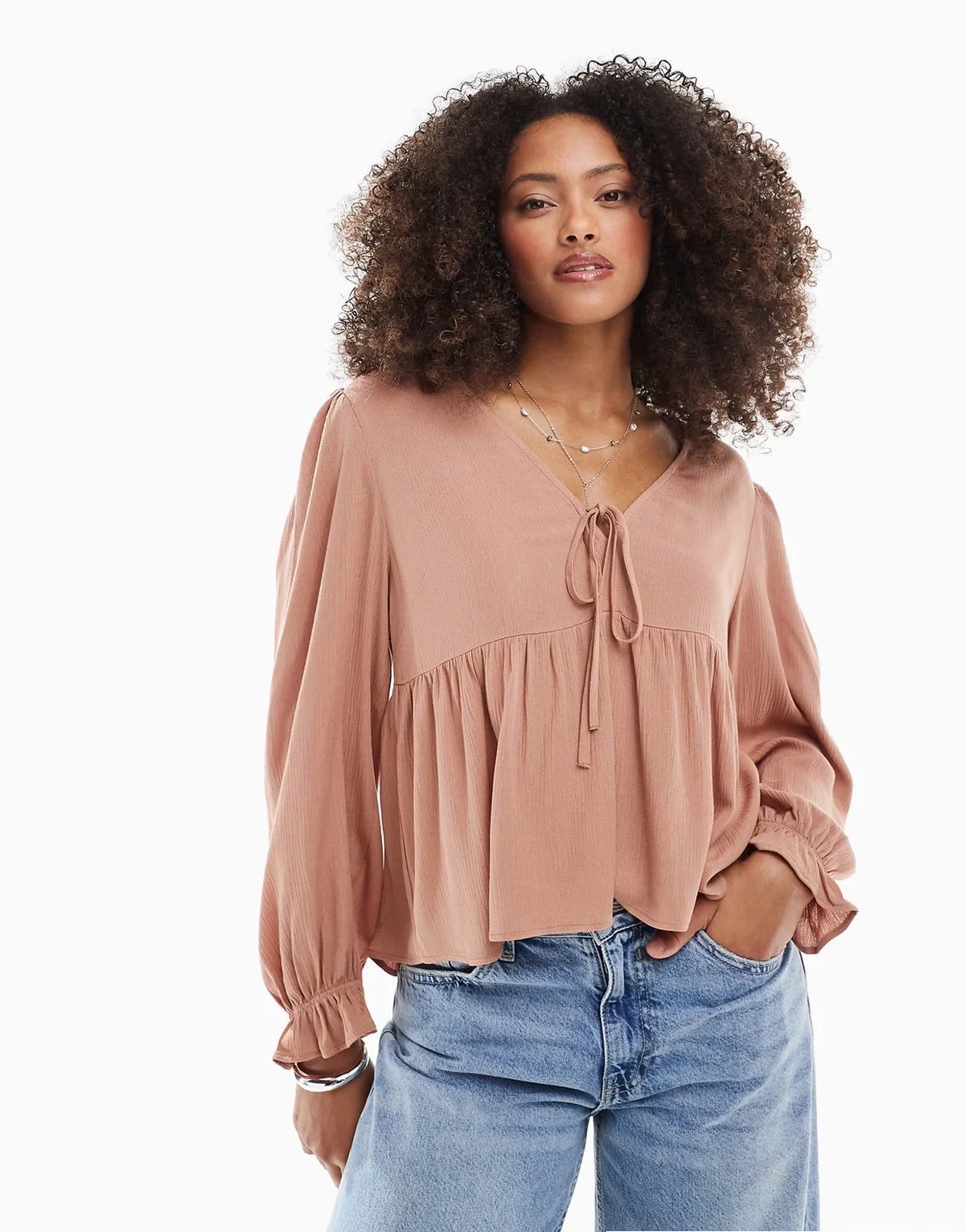 – Bluzka z baskinką i wiązaniem z przodu w kolorze mokki