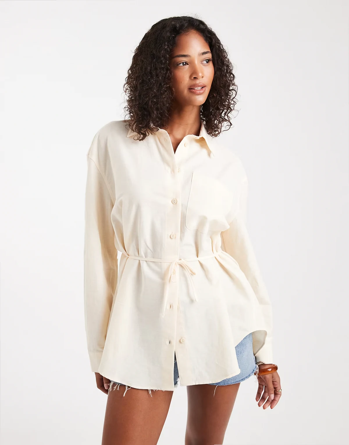 – Bladożółta zwężana w talii koszula oversize