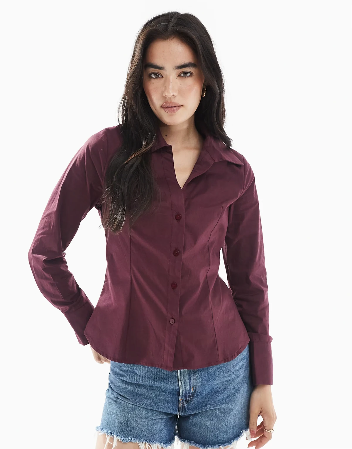 – Fioletowa popelinowa koszula o dopasowanym kroju