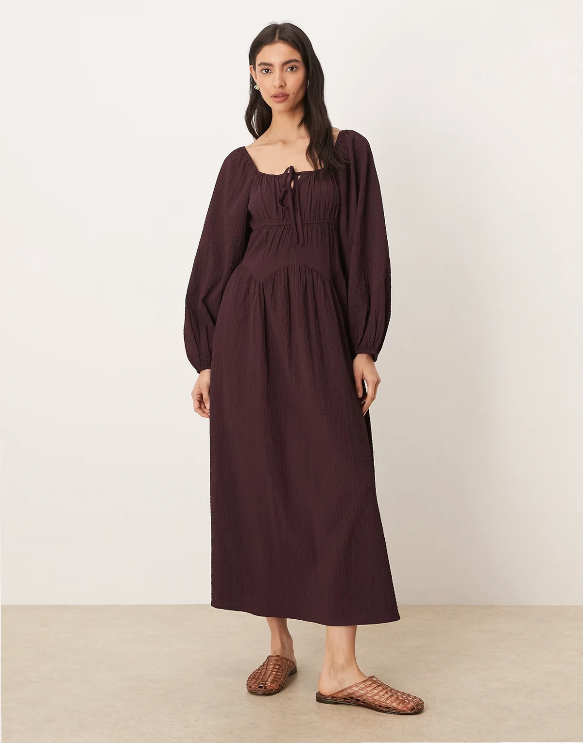 – Sukienka midaxi z długimi rękawami w fioletowobrązowym kolorze