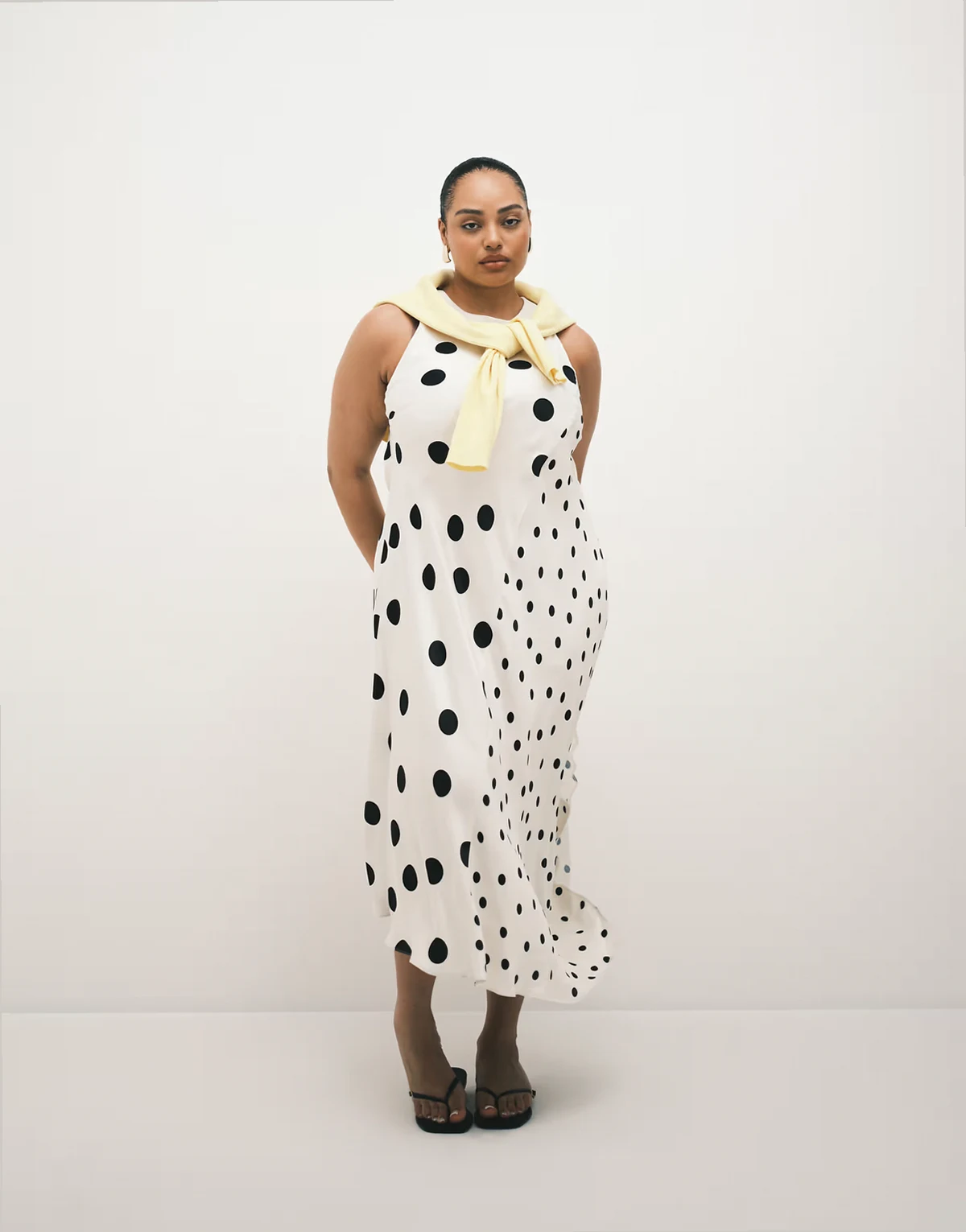 ASOS DESIGN Curve – Midikleid in Schwarz mit asymmetrischem Saum, Ringerrücken und Punktemustermix