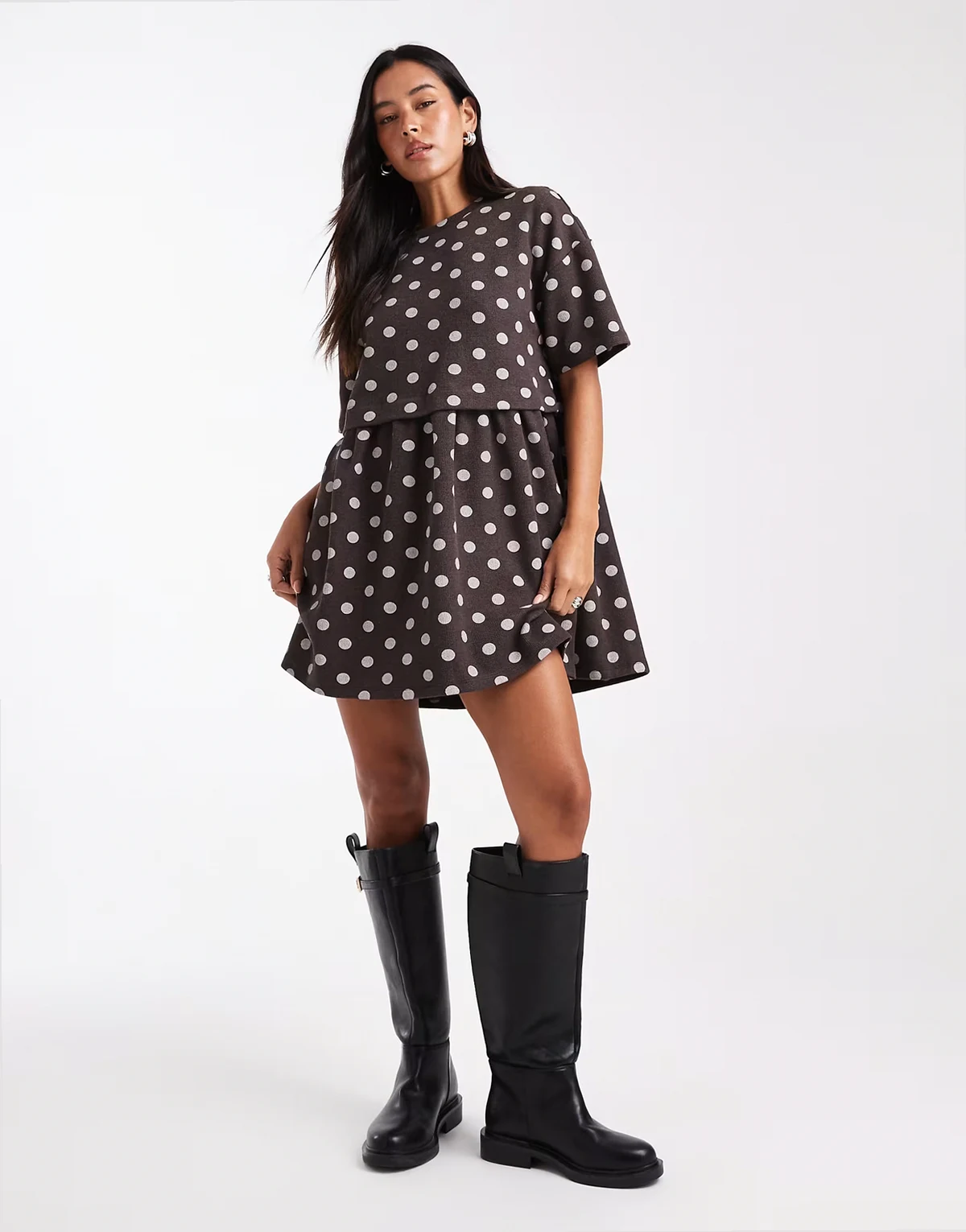 – Czekoladowobrązowa luźna warstwowa sukienka z krótkimi rękawami w groszki