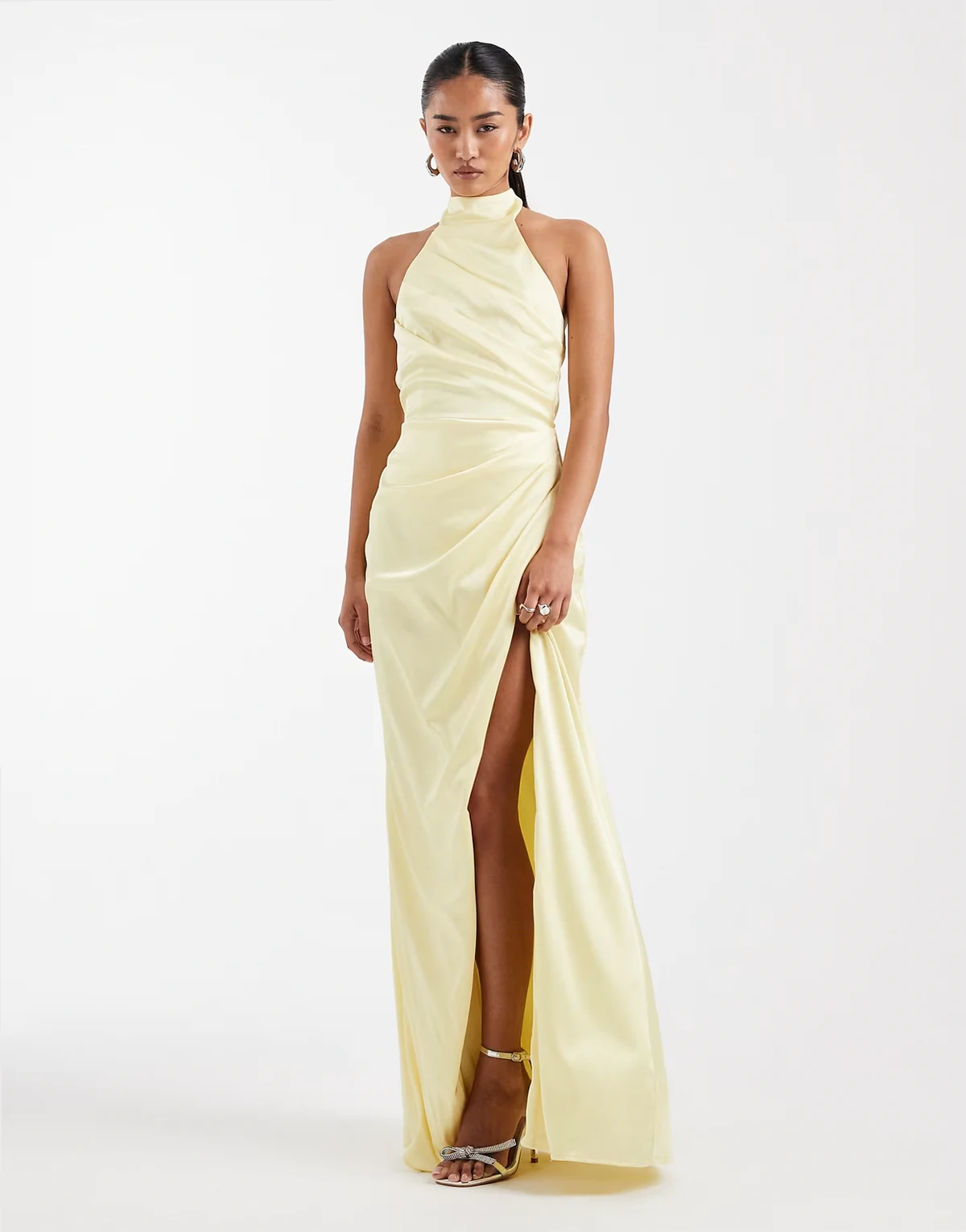 Bridesmaid – Jasnożółta satynowa sukienka maxi z dekoltem typu halter i zakładkami