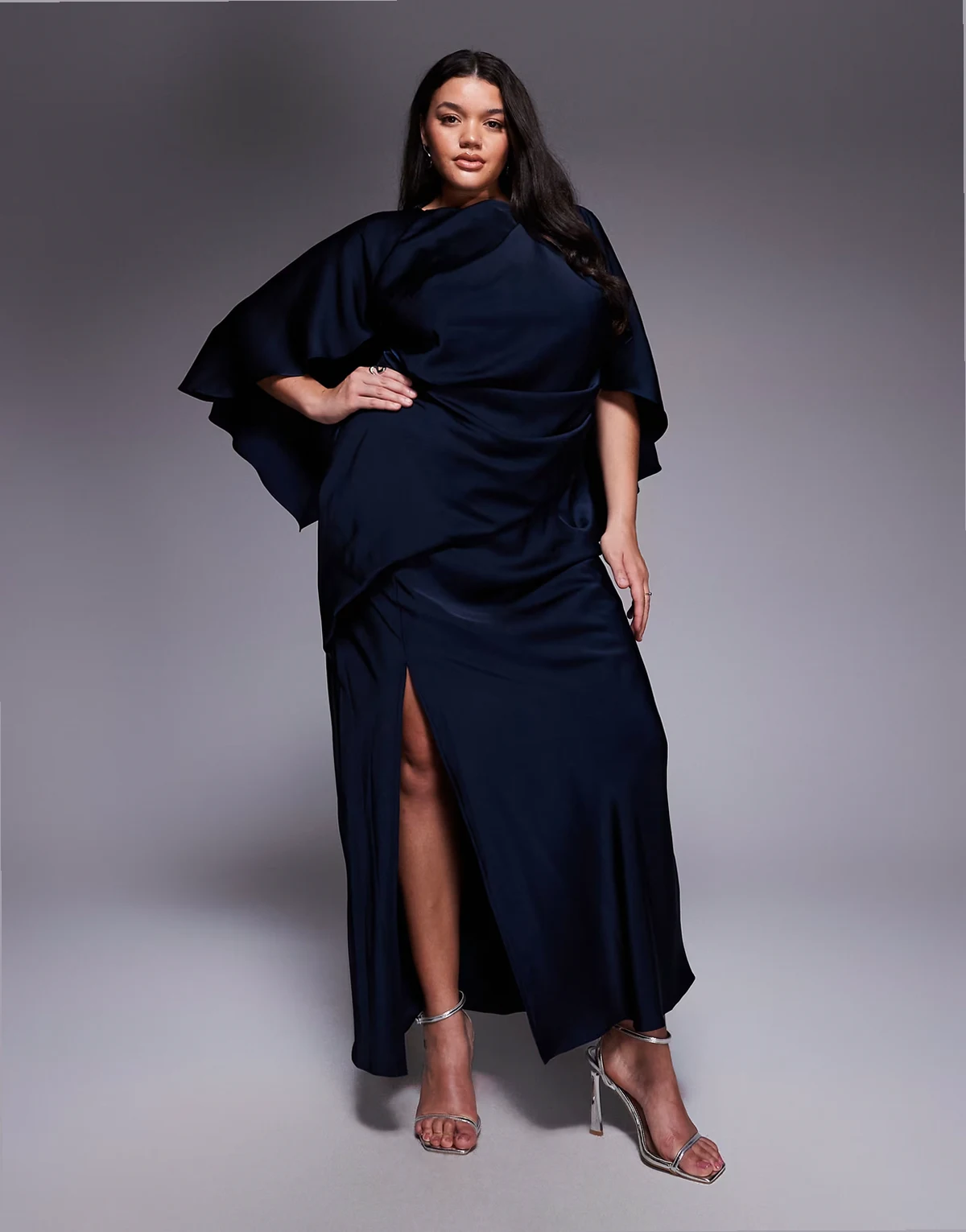 ASOS DESIGN Curve – Satin-Maxikleid in Marineblau mit gerüschten Cape-Ärmeln, Rückenausschnitt und hohem Schlitz