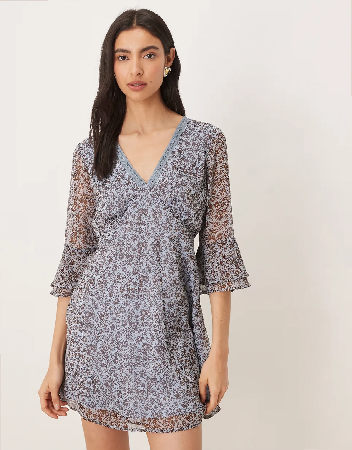 – Minikleid in Blau-Lila mit Blümchenmuster, V-Ausschnitt und luftigen Ärmeln