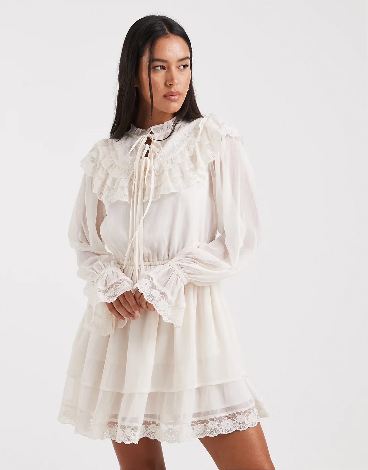 – Szyfonowa sukienka mini w kolorze ecru z falbankami w wiktoriańskim stylu
