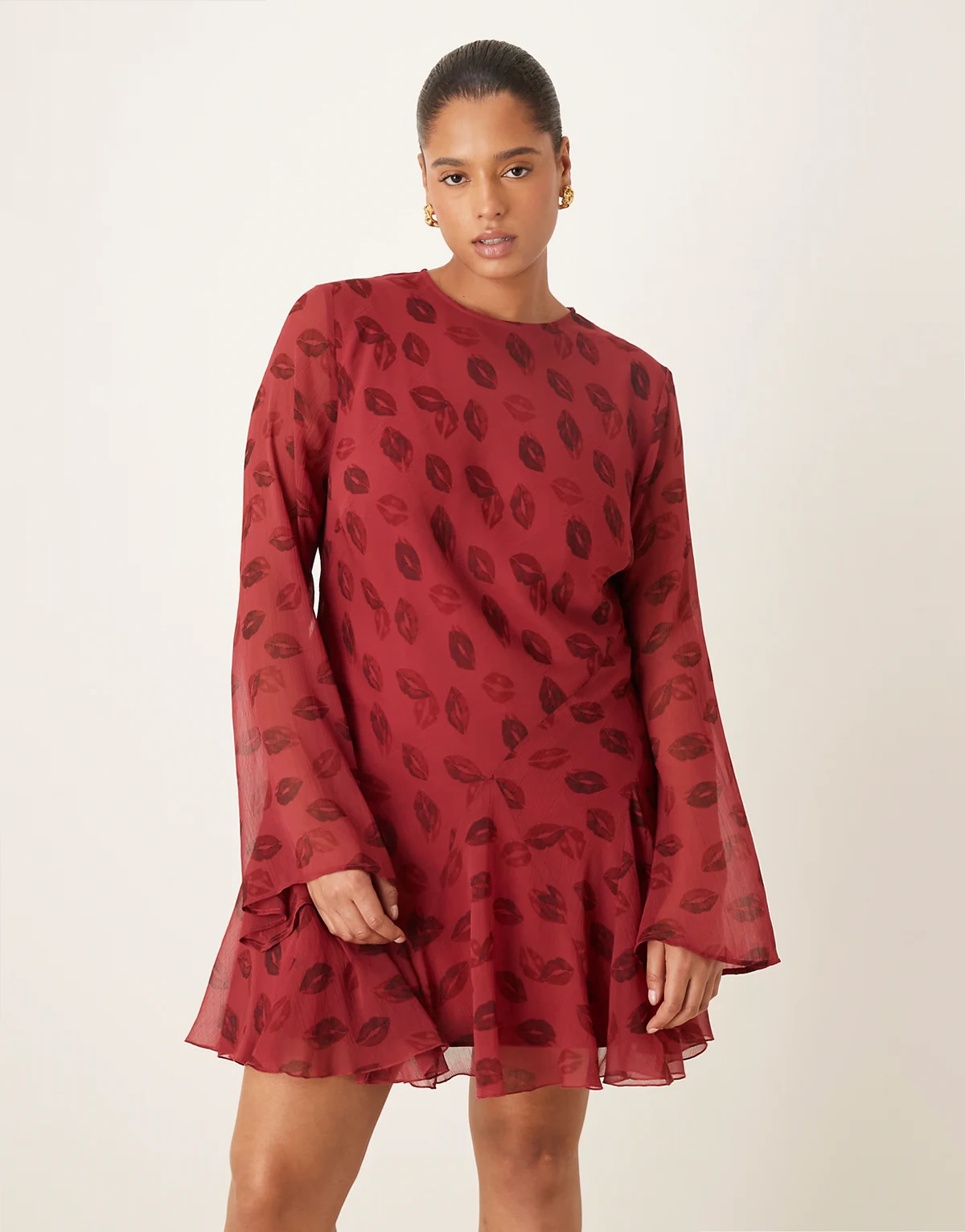 ASOS DESIGN Curve – Langärmliges Minikleid in Rot mit Lippenprint und Rüschenrock