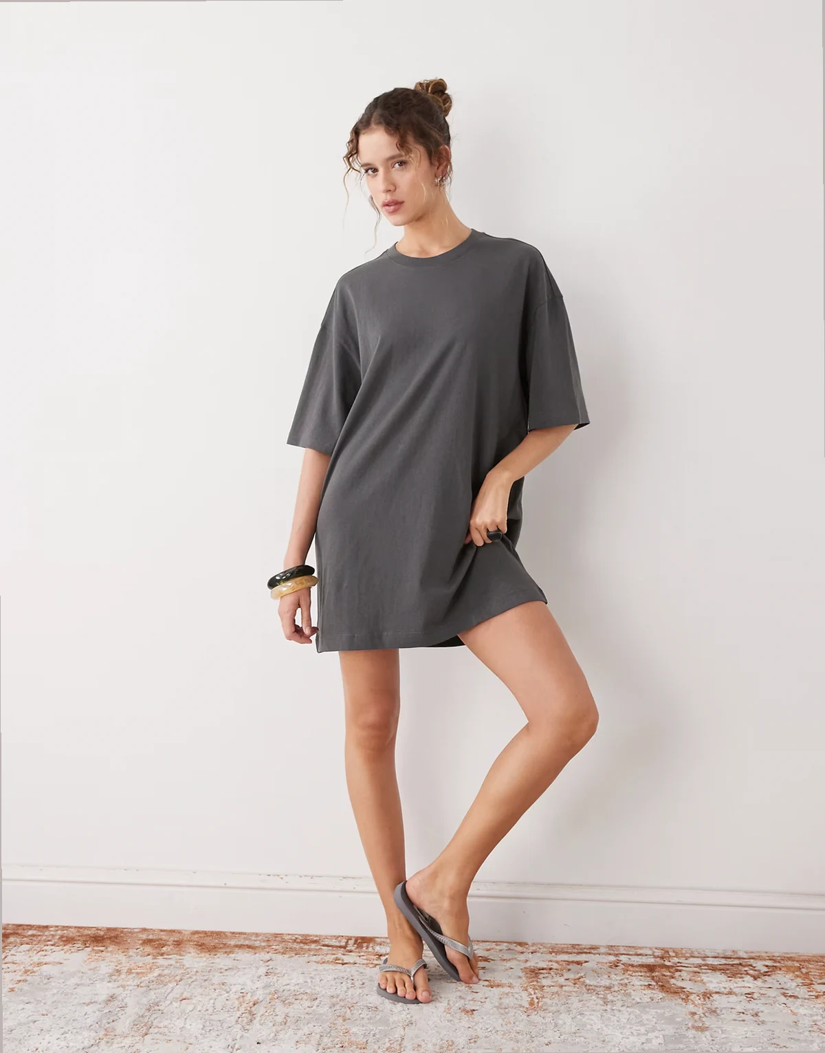 – Oversize-T-Shirt-Kleid in Anthrazit, exklusiv bei ASOS