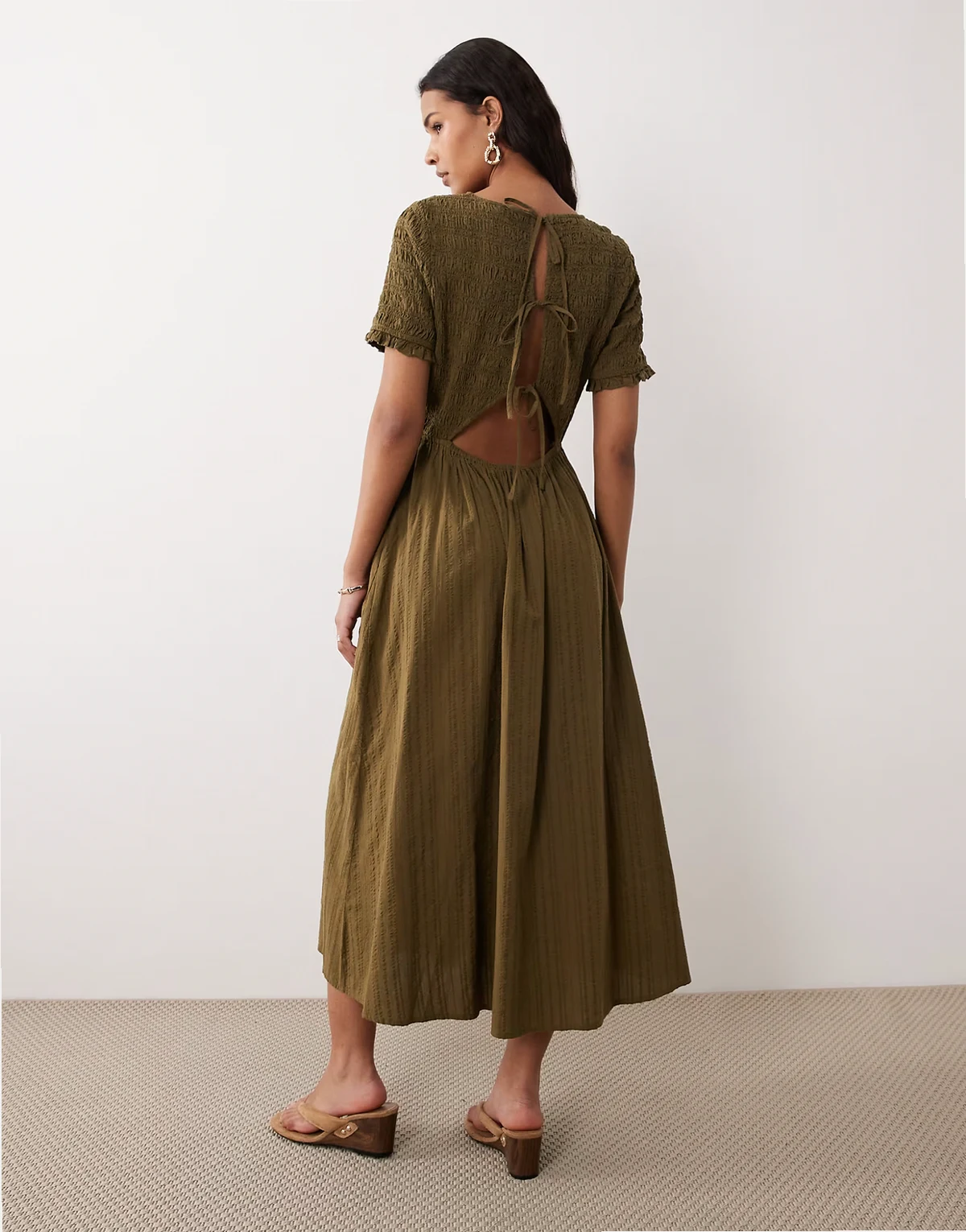 – Leah – Gesmoktes Midikleid in Khaki mit weitem Rockteil