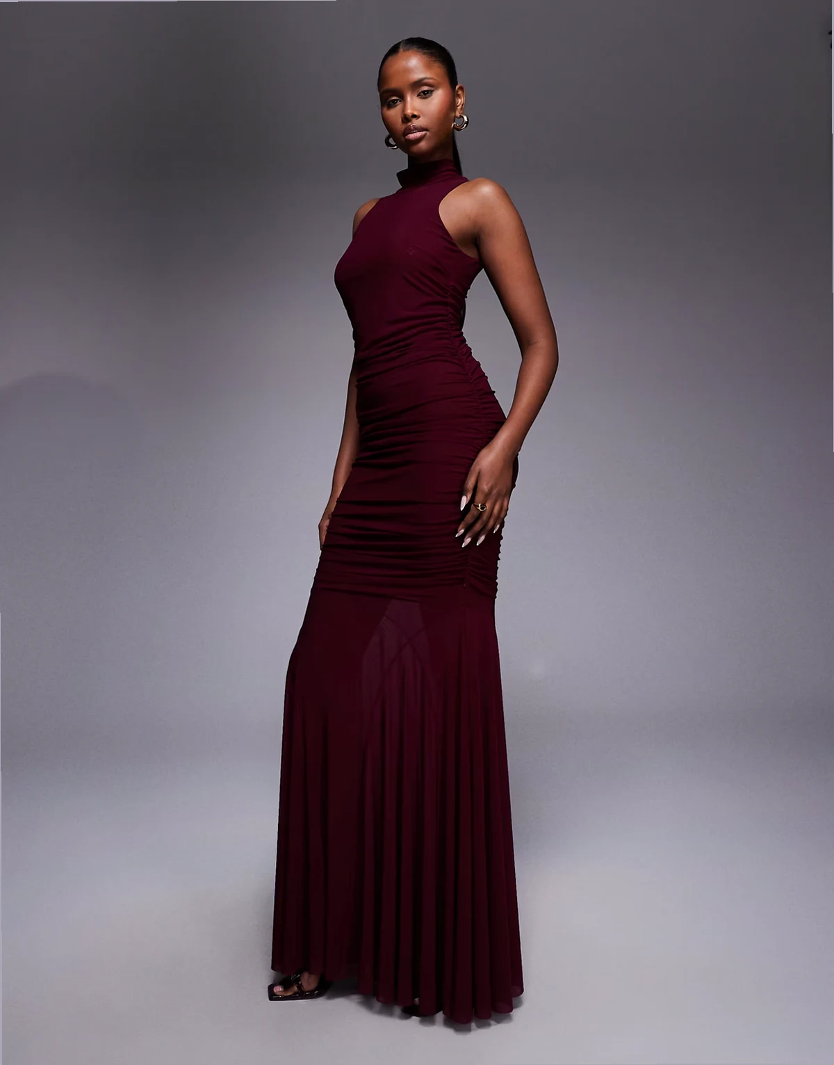 – Bordowa modelująca sukienka siateczkowa maxi bez rękawów o kroju syrenki z zabudowanym dekoltem i prześwitującym dołem