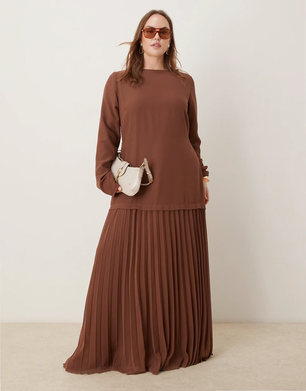 ASOS DESIGN Curve – Langärmliges Maxikleid in Schokobraun mit plissiertem Rock