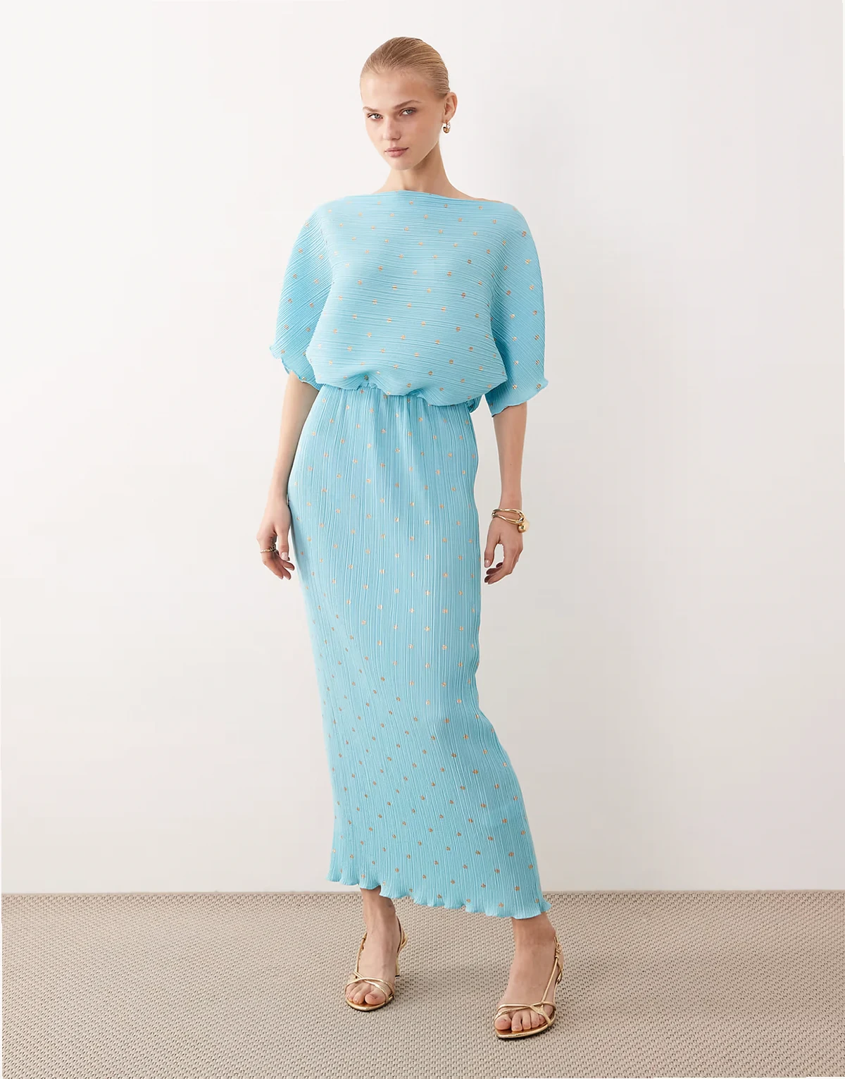 – Tilly – Turkusowa plisowana sukienka maxi w metaliczne groszki z odsłoniętymi ramionami