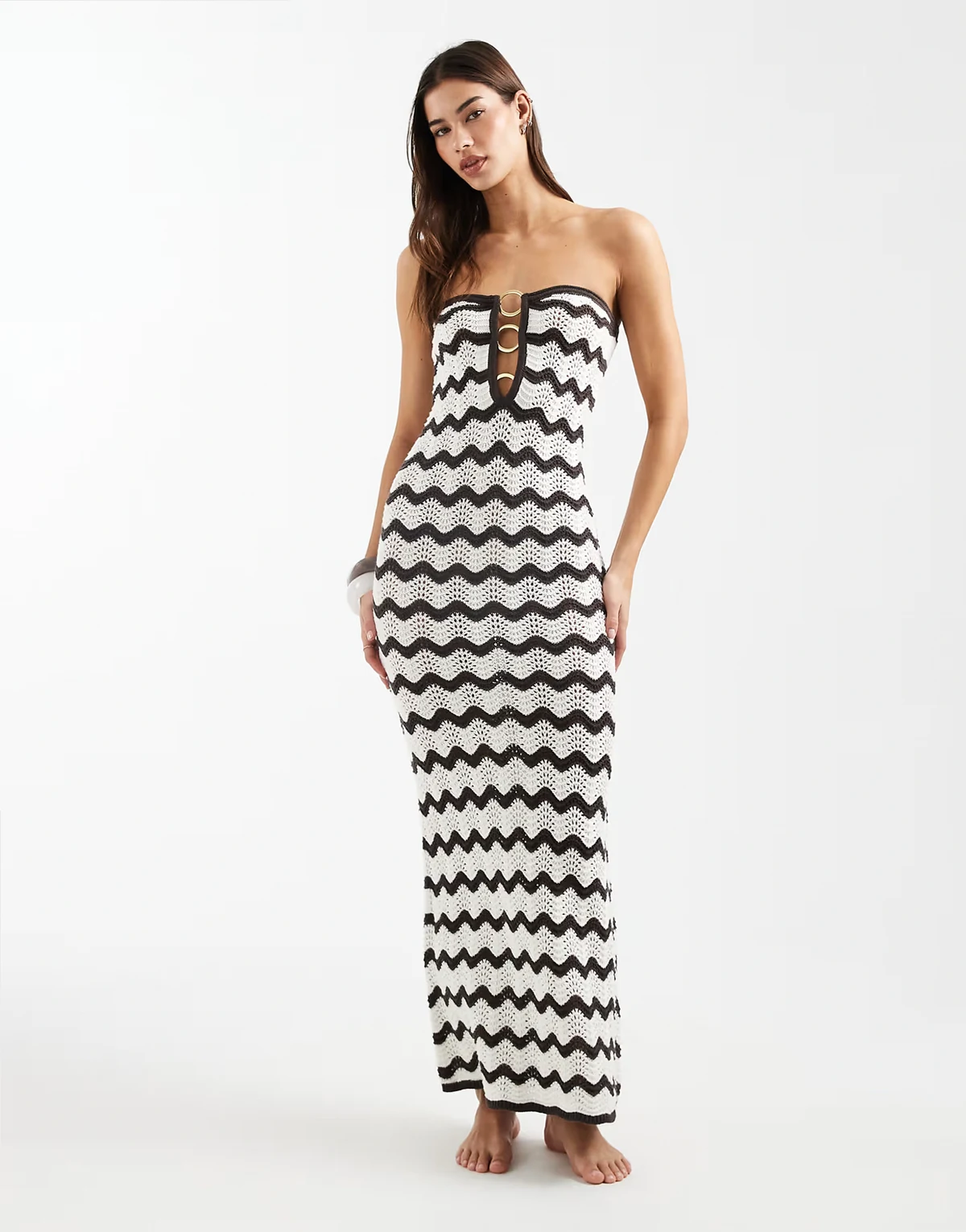 4& Reckless – Brązowo-biała szydełkowana sukienka maxi z dekoltem bandeau i zdobieniem z koralików w zygzaki