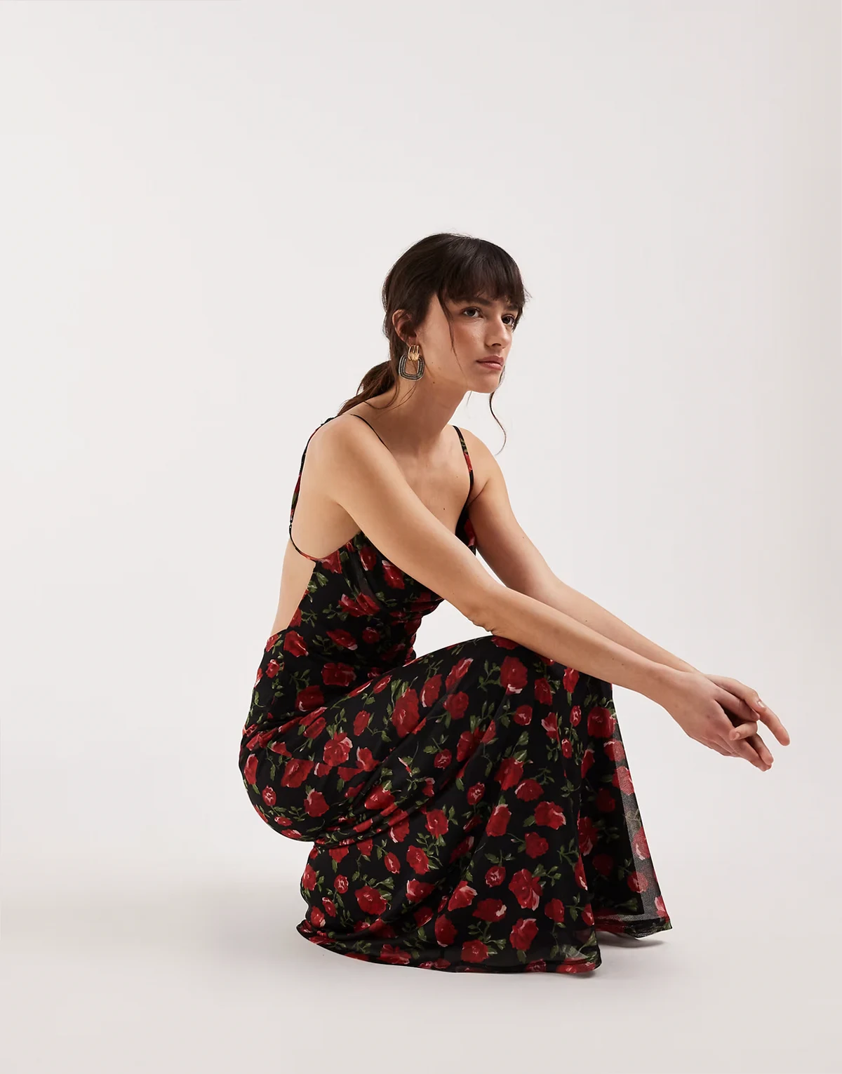 – Czarna siateczkowa sukienka maxi na ramiączkach z drapowanym dekoltem we wzór w czerwone róże