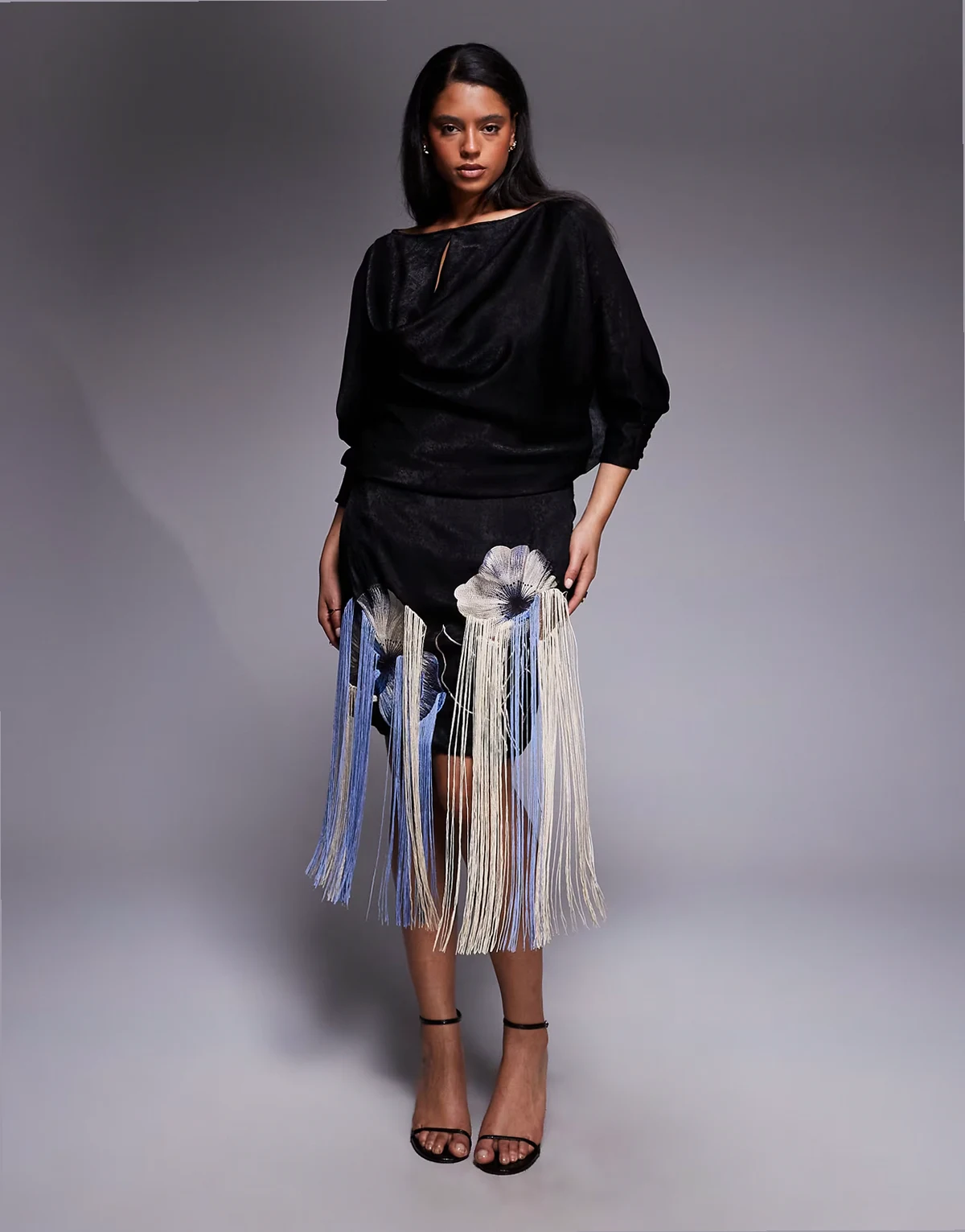 ASOS DESIGN Curve – Besticktes Minikleid aus Satin in Schwarz mit Fransen