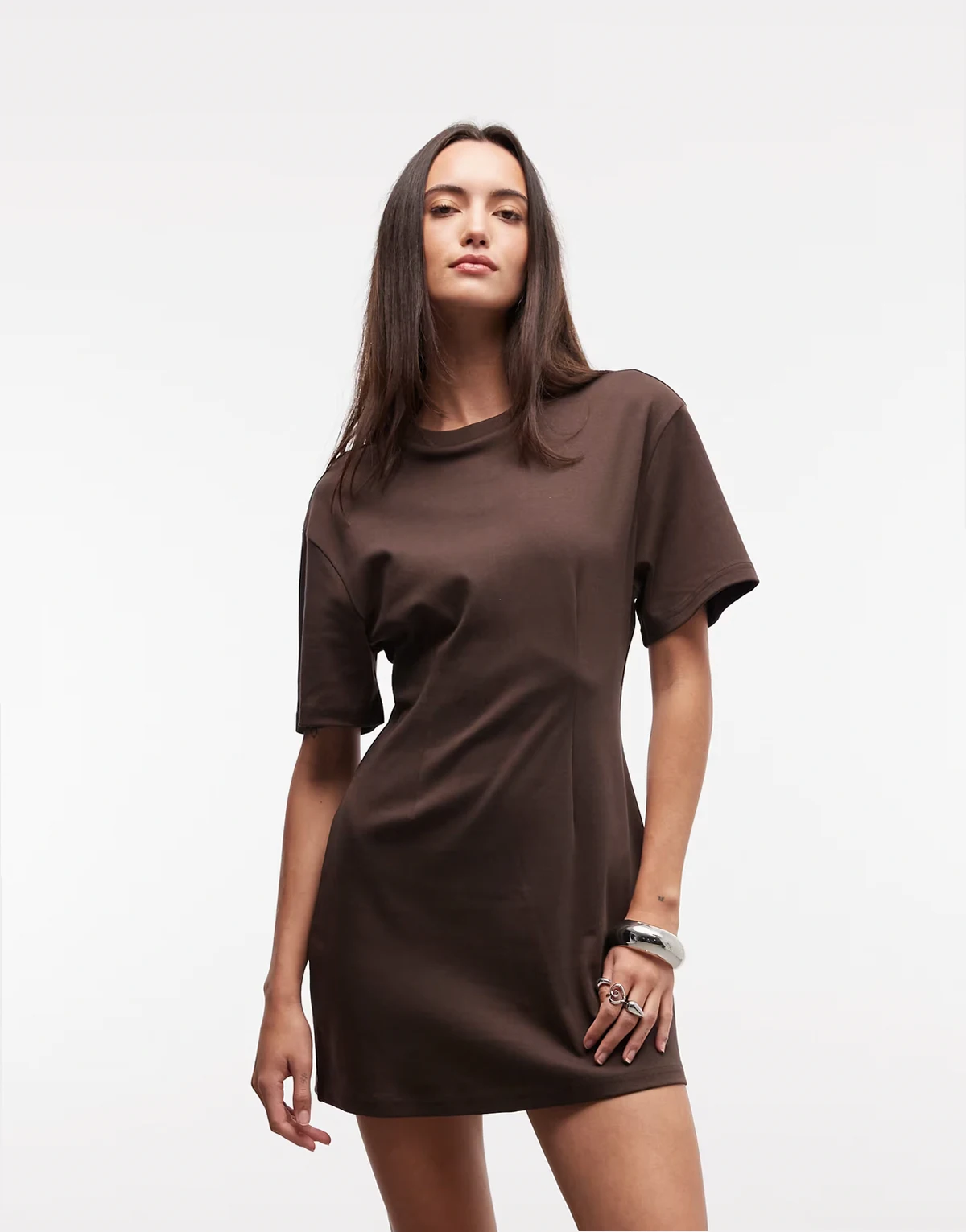 – Kurzes T-Shirt-Kleid in Schokobraun mit geraffter Taille