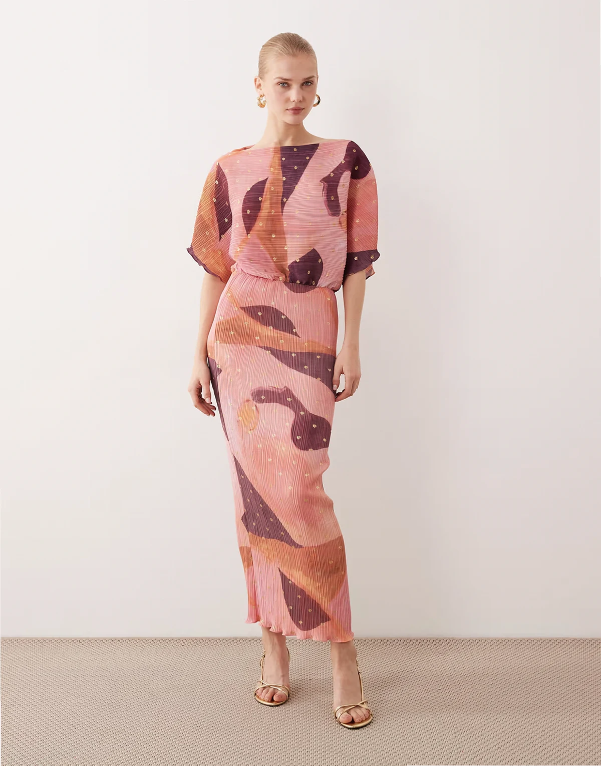 – Tilly – Schulterfreies, plissiertes Midaxi-Kleid in Rosa mit Metallic-Punktemuster