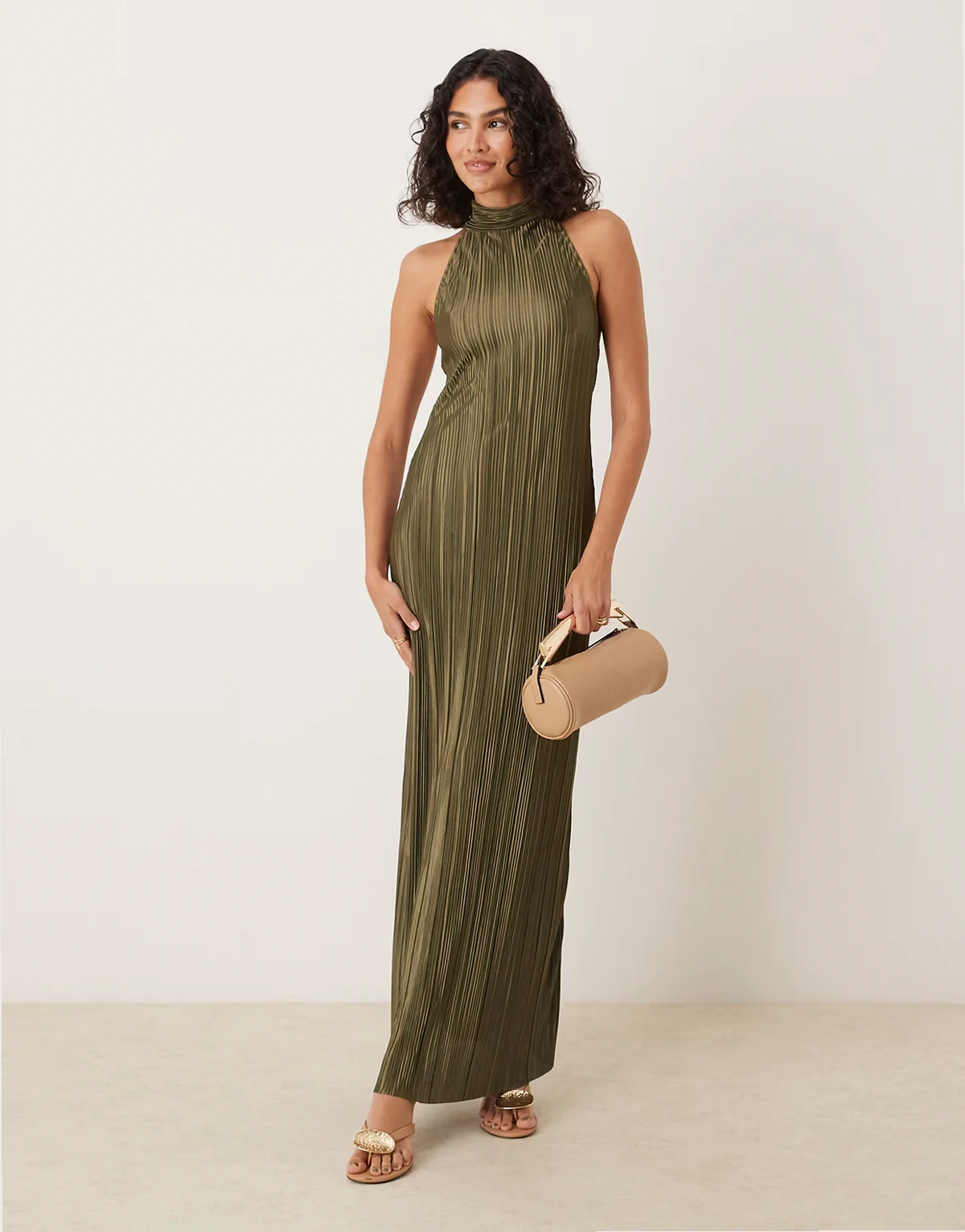 – Plisowana sukienka maxi w kolorze khaki z wiązanym dekoltem typu halter