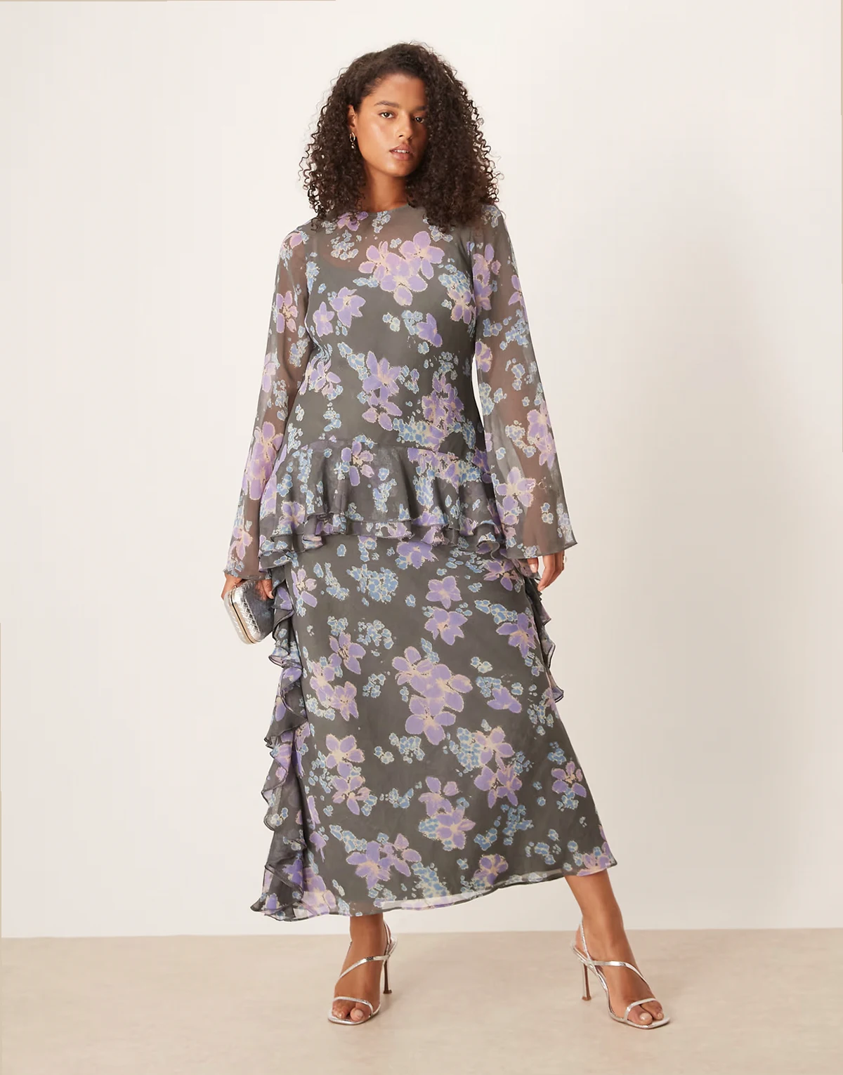 ASOS DESIGN Curve – Langärmliges Chiffon-Maxikleid in Blau geblümt mit Rüschensaum