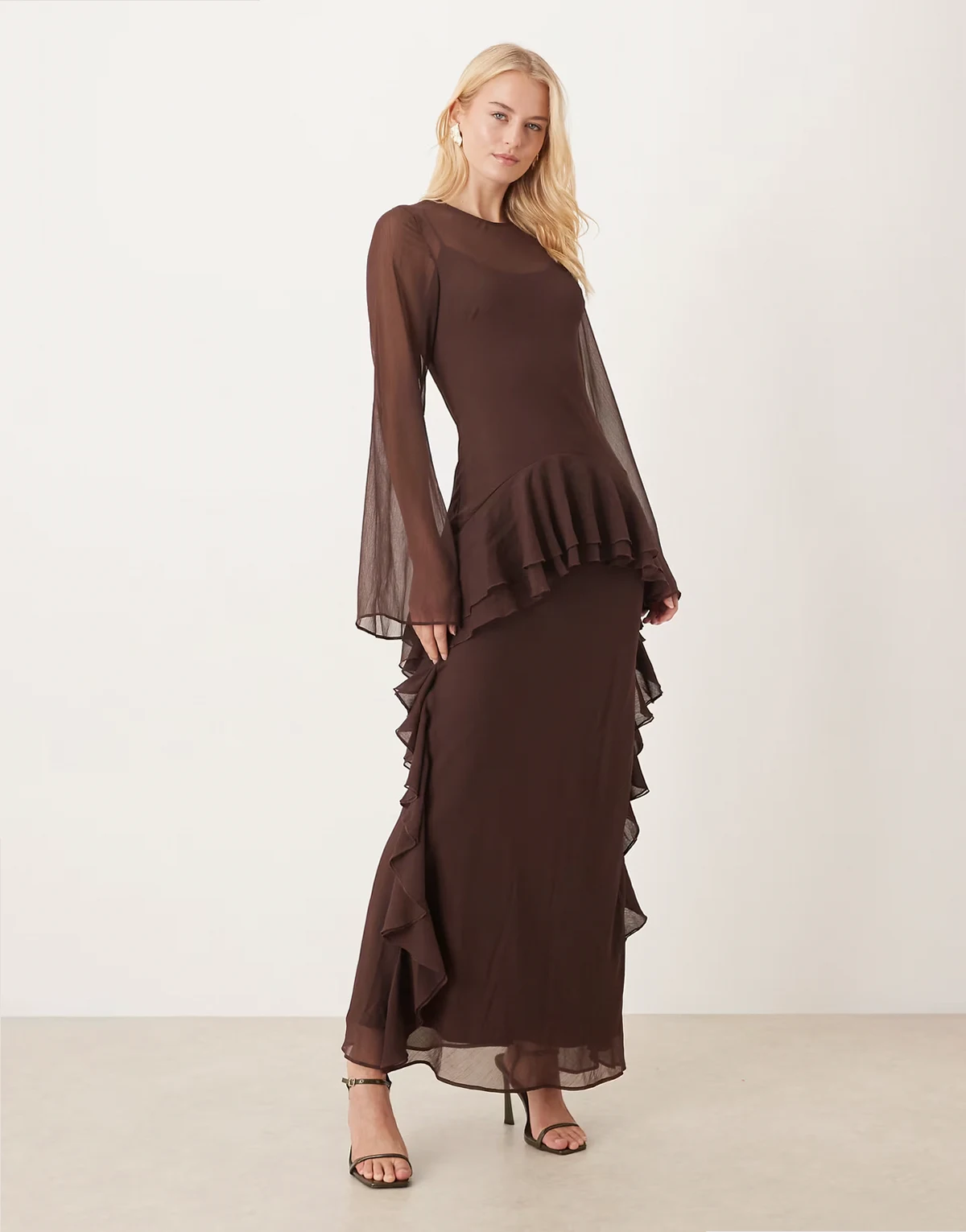 ASOS DESIGN Tall – Langärmliges Chiffon-Maxikleid in Schokobraun geblümt mit Rüschensaum