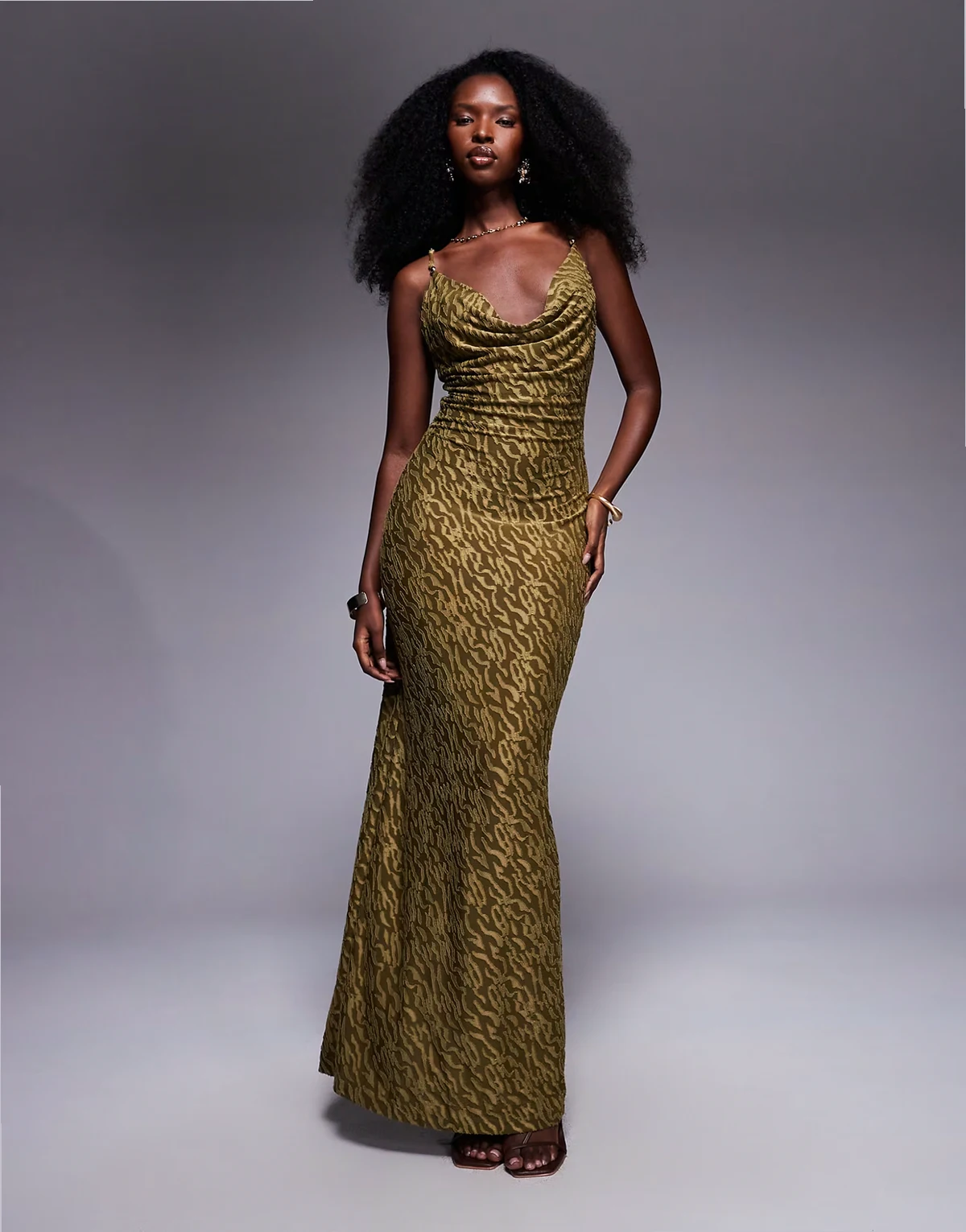 – Maxi-Strandkleid in Olivgrün mit Wasserfallausschnitt