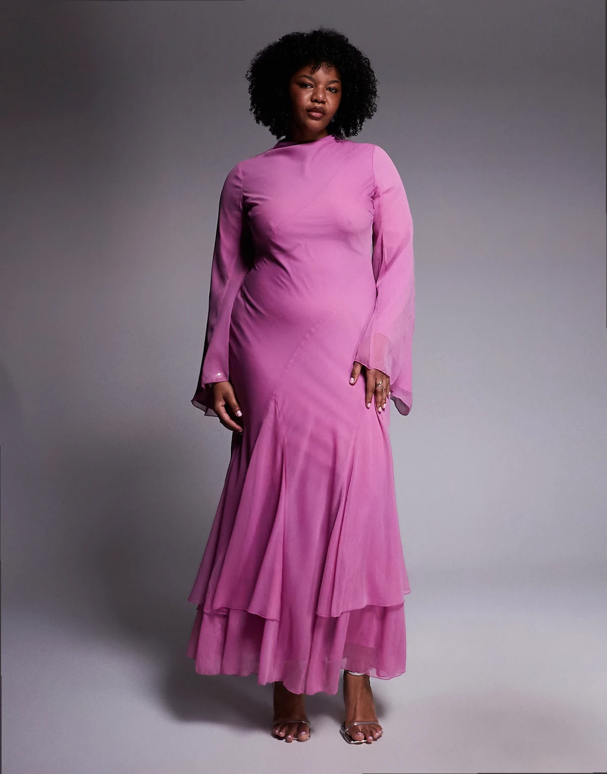 ASOS DESIGN Curve – Langärmliges, mehrlagiges Maxikleid in Rosa mit asymmetrischem Schnitt und Godet-Detail